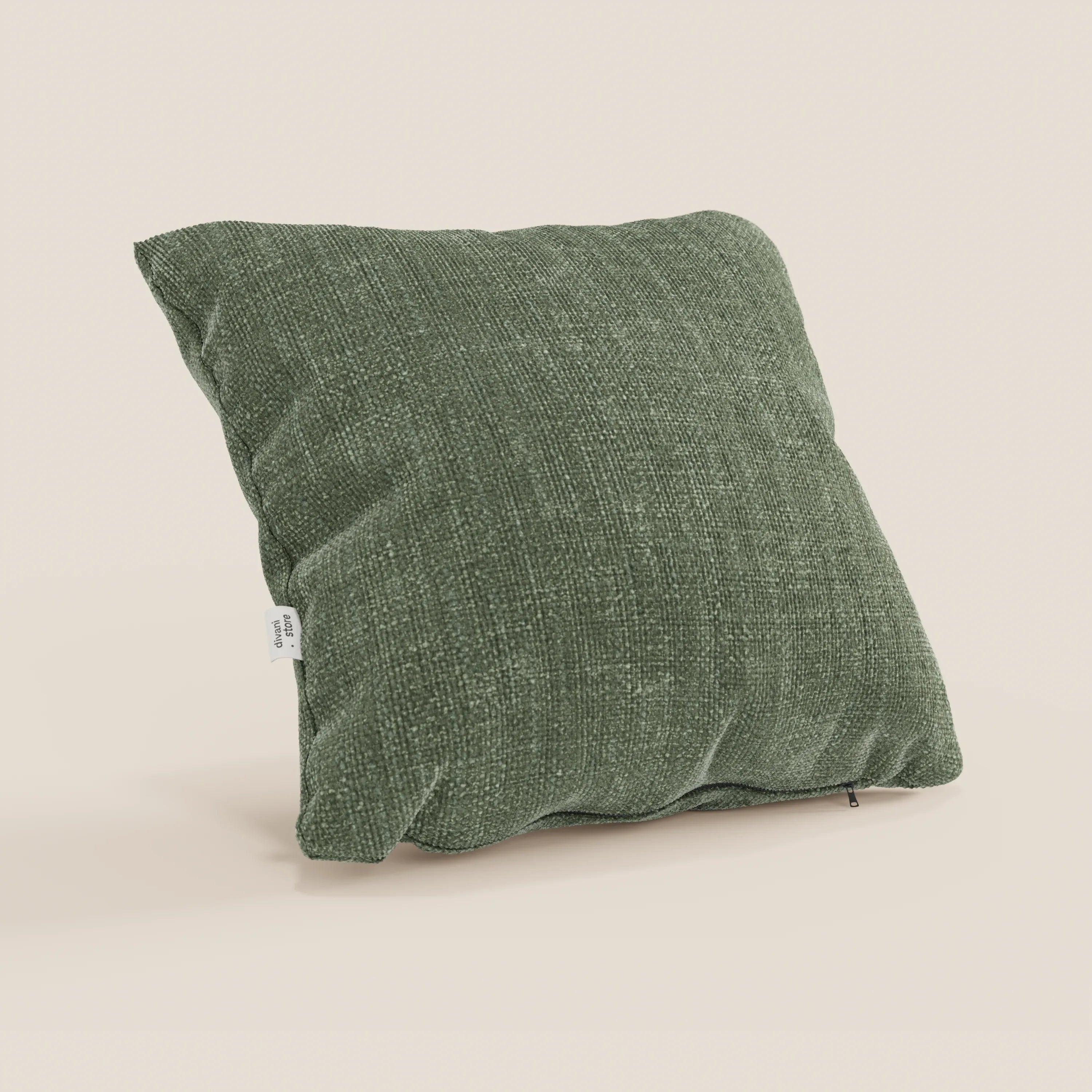 Il cuscino Lyon 45x45 T06 verde di Divani.Store, in morbido tessuto impermeabile, si erge su uno sfondo beige chiaro. Su un lato è presente una targhetta bianca con testo e la cerniera inferiore è parzialmente aperta.