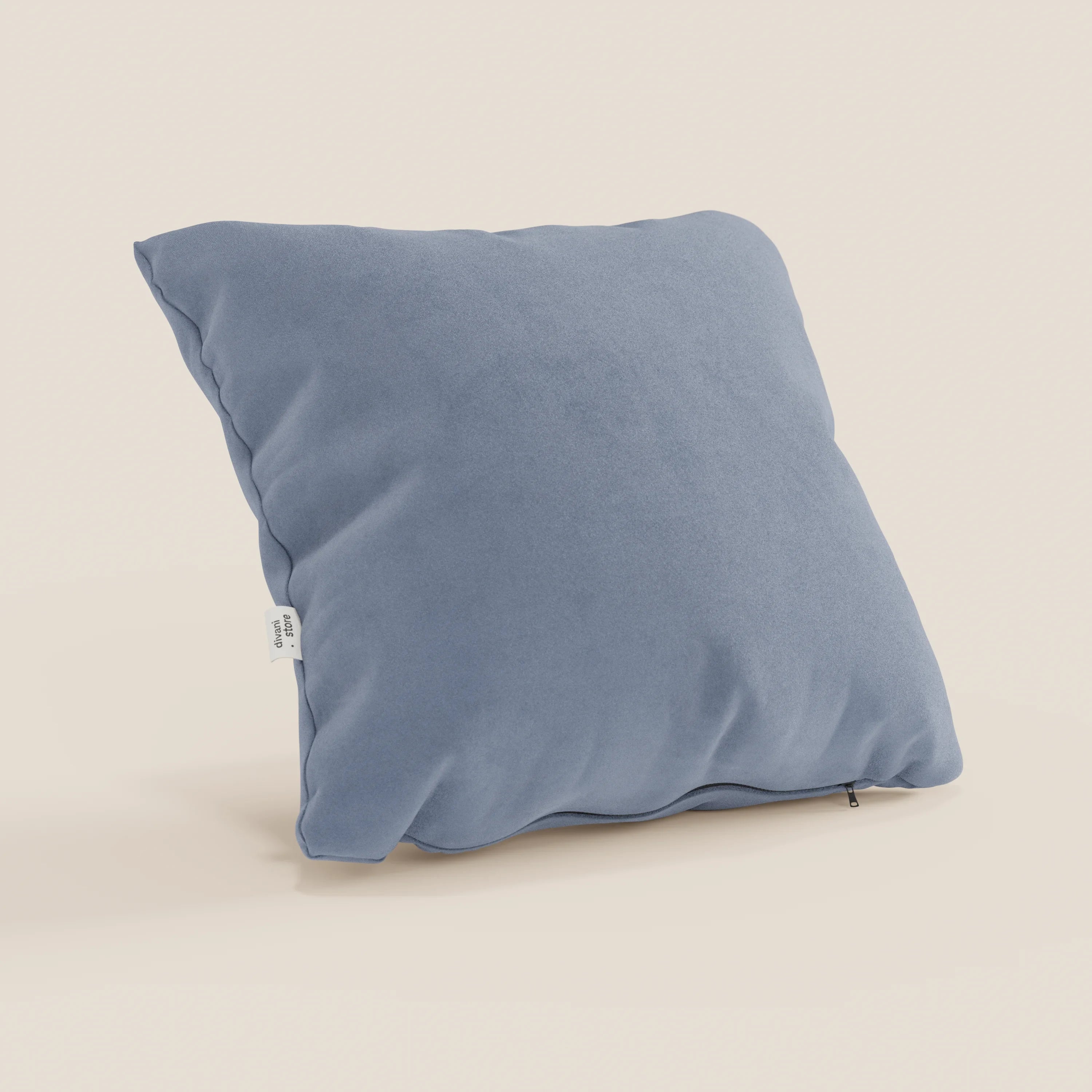 Il cuscino Jazz di Divani.Store, 45x45 cm in T11 carta da zucchero blu, è caratterizzato da una microfibra tecnica antimacchia, da una cerniera a vista sul fondo e da una piccola etichetta bianca sulla cucitura sinistra, in posizione verticale su uno sfondo bianco sporco.