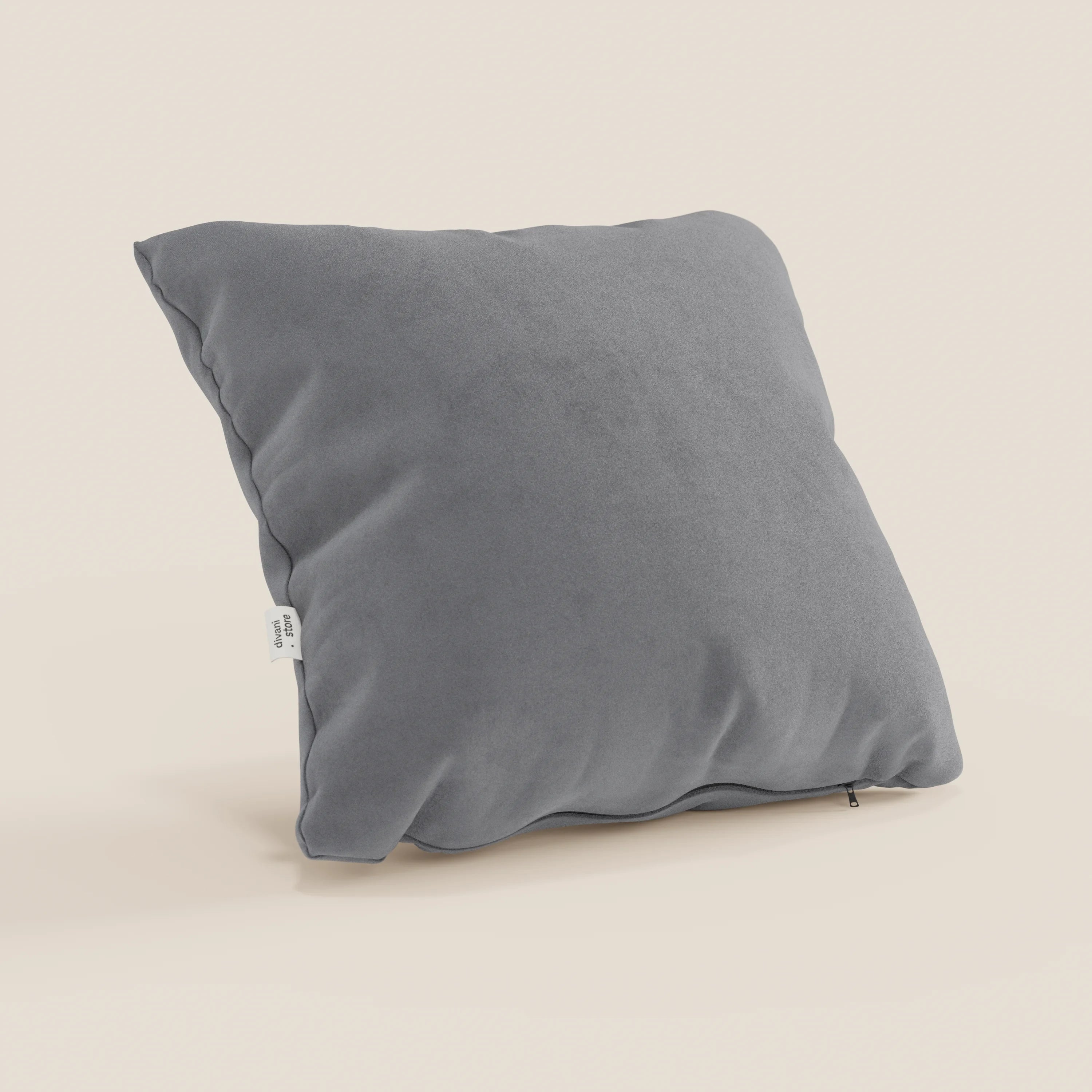 Il cuscino Jazz di Divani.Store, presentato in T11 grigio, è un cuscino quadrato di colore grigio antracite realizzato in microfibra tecnica antimacchia dalla superficie morbida. Presenta una piccola etichetta bianca sul lato e una cerniera sul bordo inferiore.