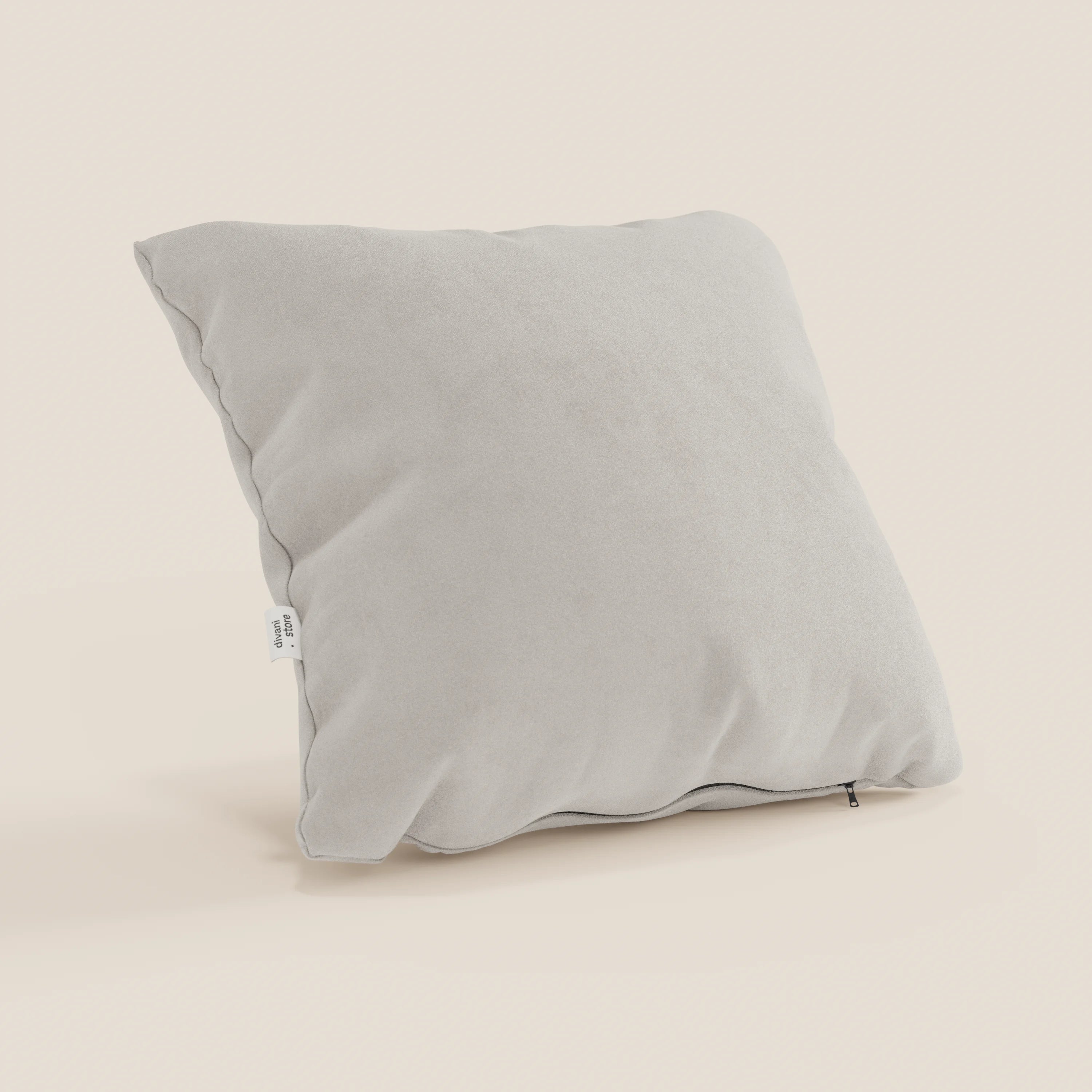Il cuscino Jazz di Divani.Store, presentato in microfibra antimacchia Panna T11, ha un design morbido e squadrato con una piccola etichetta bianca e una cerniera sul fondo, che combina stile e comfort per il vostro arredamento. Disponibile in vari colori.