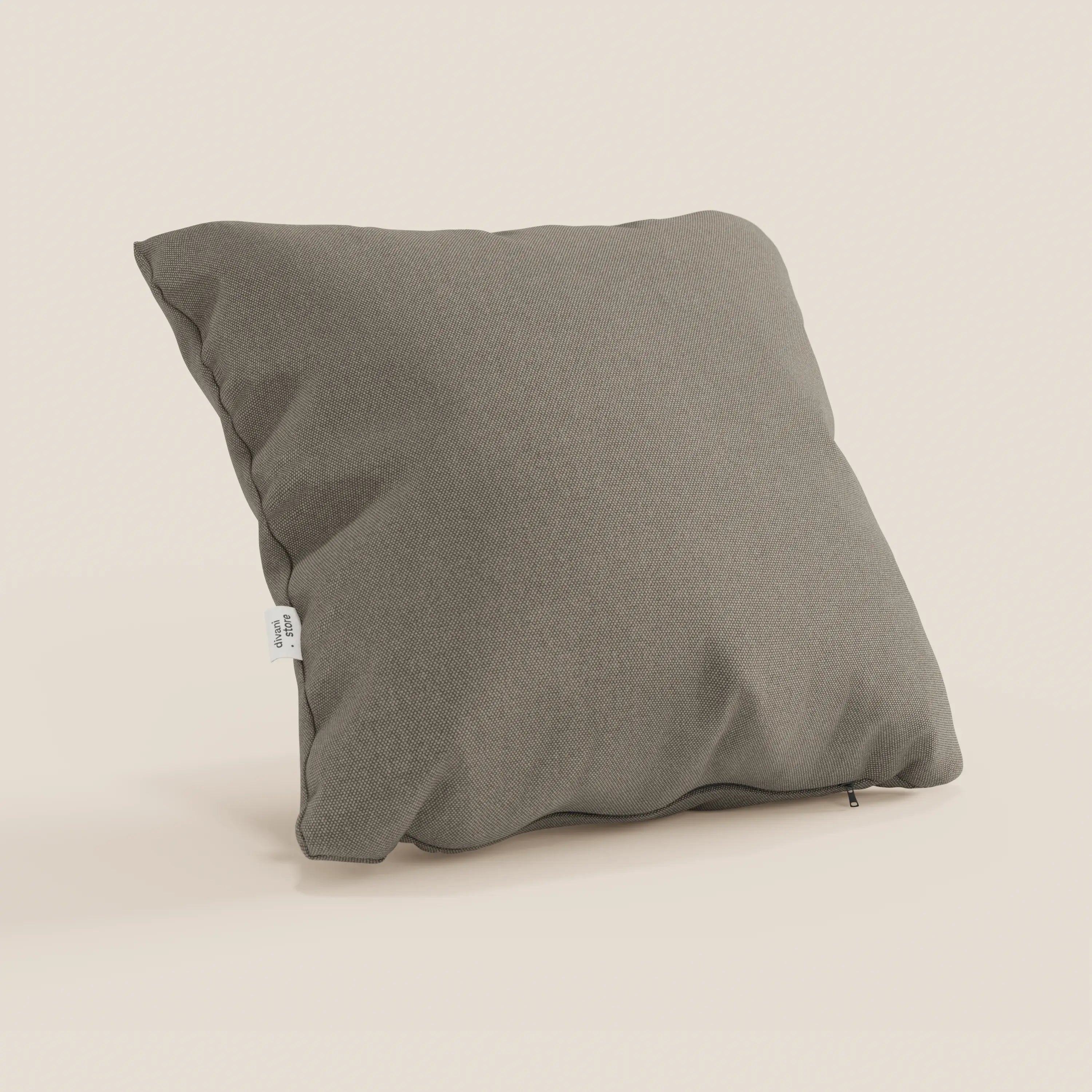 Il cuscino Honey grigio 45x45 cm di Divani.Store, di forma quadrata, si staglia su uno sfondo beige. Realizzato in simil cotone impermeabile T13 tortora, presenta una texture sottile, una piccola etichetta bianca sulla cucitura sinistra e una cerniera sul bordo inferiore.