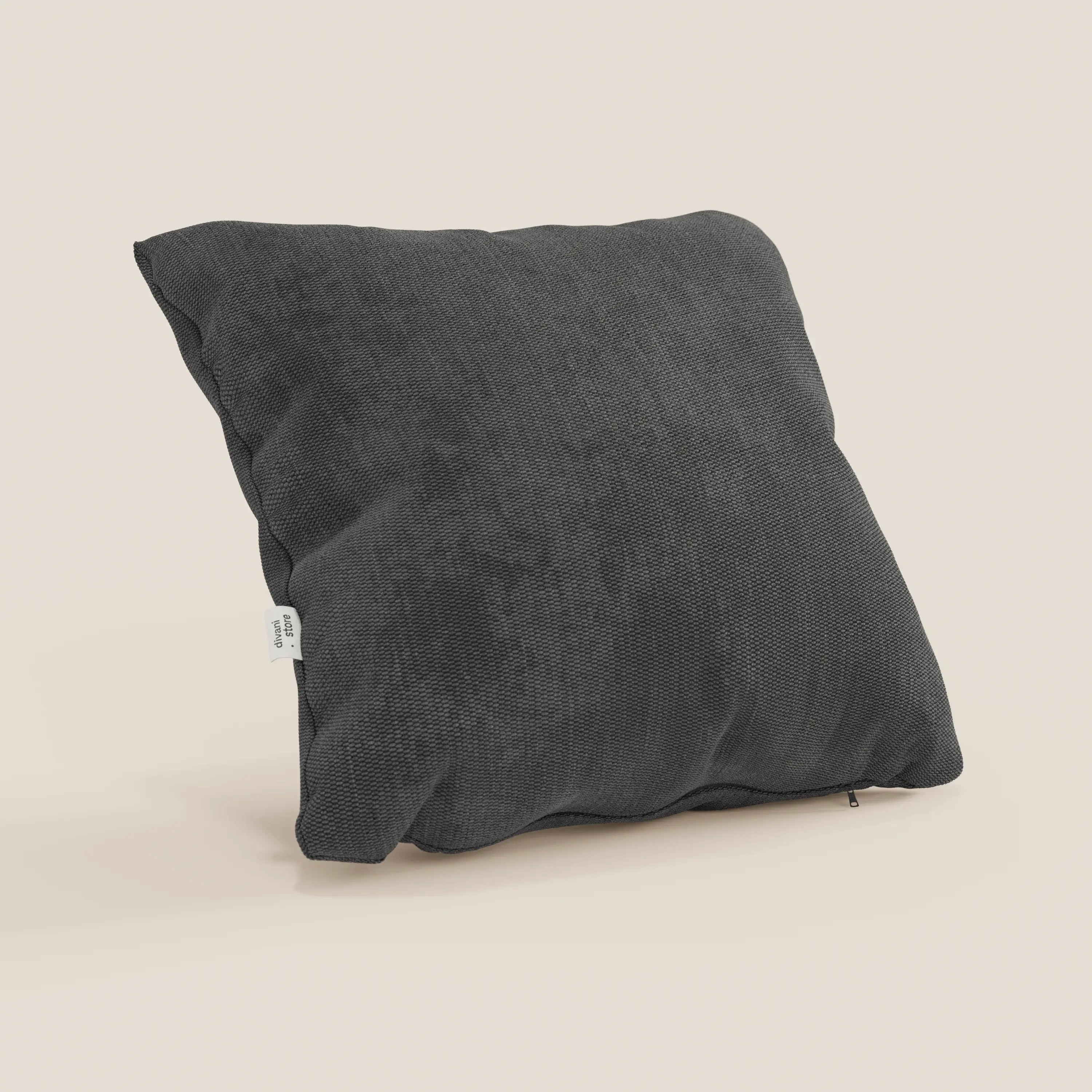Il cuscino Miami di Divani.Store, presentato nel colore T14 antracite, è caratterizzato da un tessuto morbido impermeabile e da una finitura strutturata. Questo cuscino quadrato, di colore grigio scuro, ha una piccola etichetta in tessuto bianco e appare morbido e leggermente abbondante su uno sfondo beige.