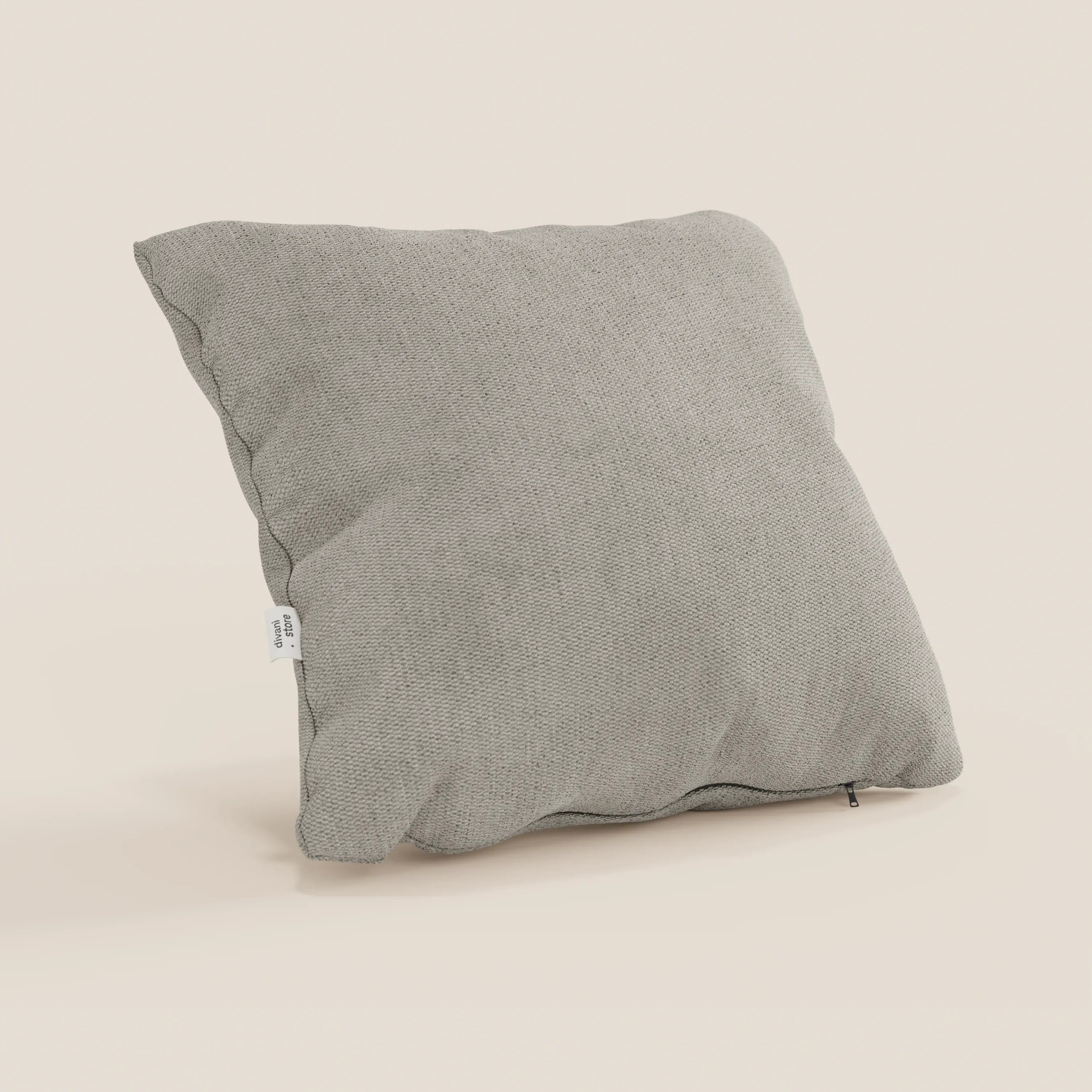 Il cuscino Miami 45x45 di Divani.Store, in morbido tessuto impermeabile T14 tortora, si erge su uno sfondo chiaro. Ha una sottile finitura strutturata, angoli leggermente arrotondati e una piccola etichetta in tessuto bianco sul lato sinistro.