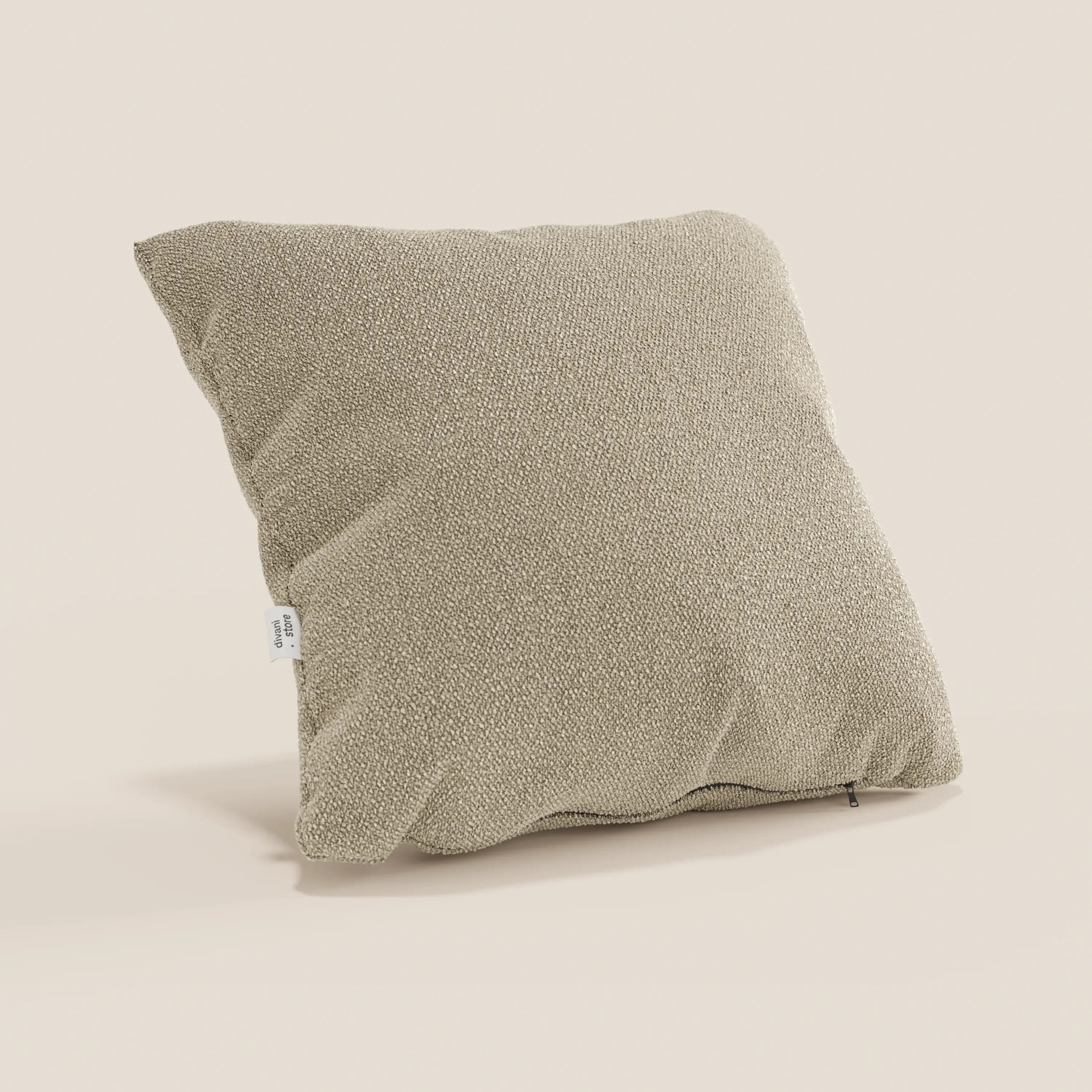 Il cuscino Lambada di Divani.Store, presentato in beige con una sottile trama intrecciata, presenta una targhetta in tessuto bianco e una cerniera sul fondo. Realizzato in tessuto T33 impermeabile e antimacchia, come il cotone naturale. Disponibile in vari colori.