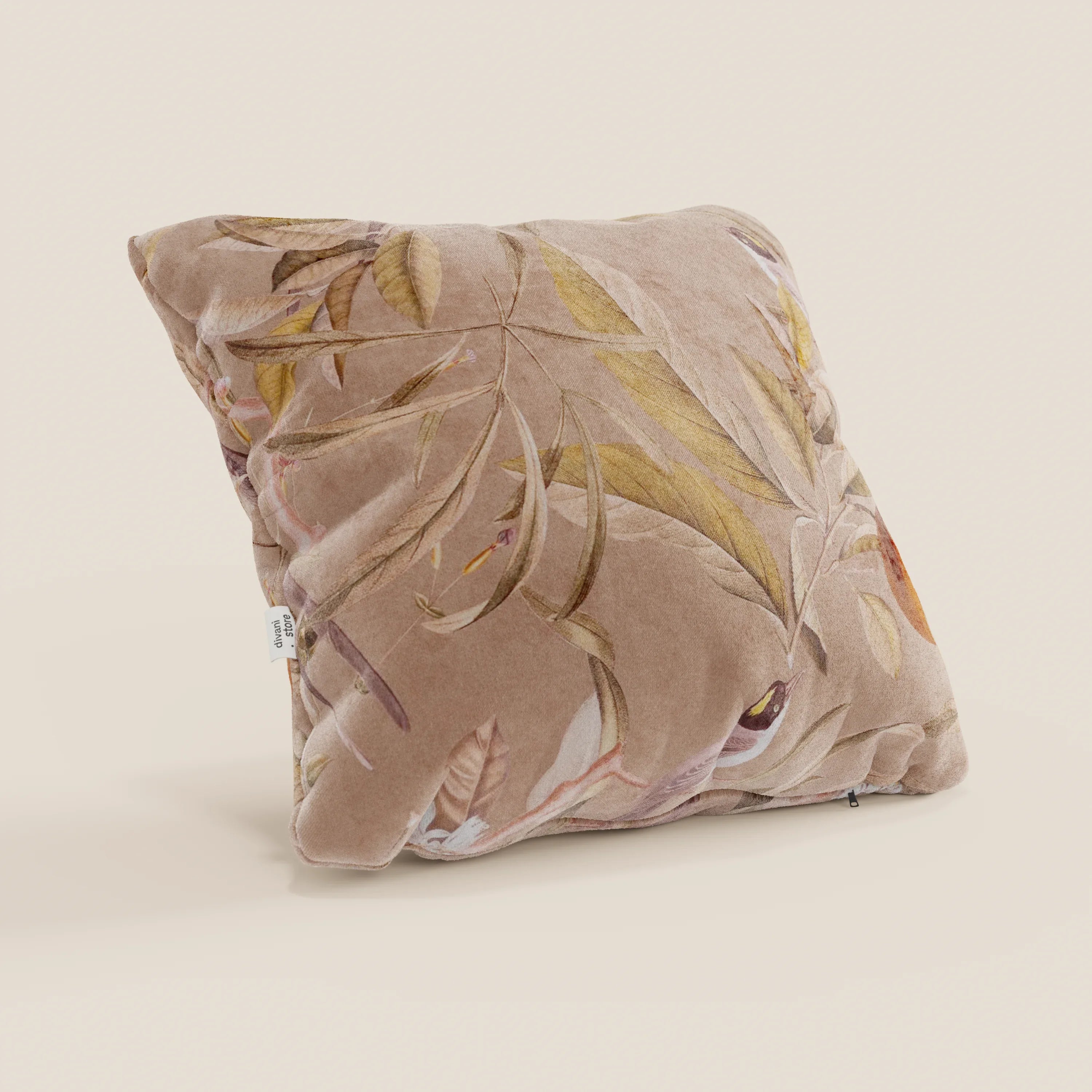 L'elegante collezione Lemon di cuscini a fantasia in velluto impermeabile salmone di Divani.Store è un cuscino quadrato in peluche con una morbida sensazione di velluto, una sottile stampa floreale in beige, marrone, oro e rosa su tessuto leggero e un'etichetta laterale in tessuto, ideale tra i cuscini decorativi lavabili.