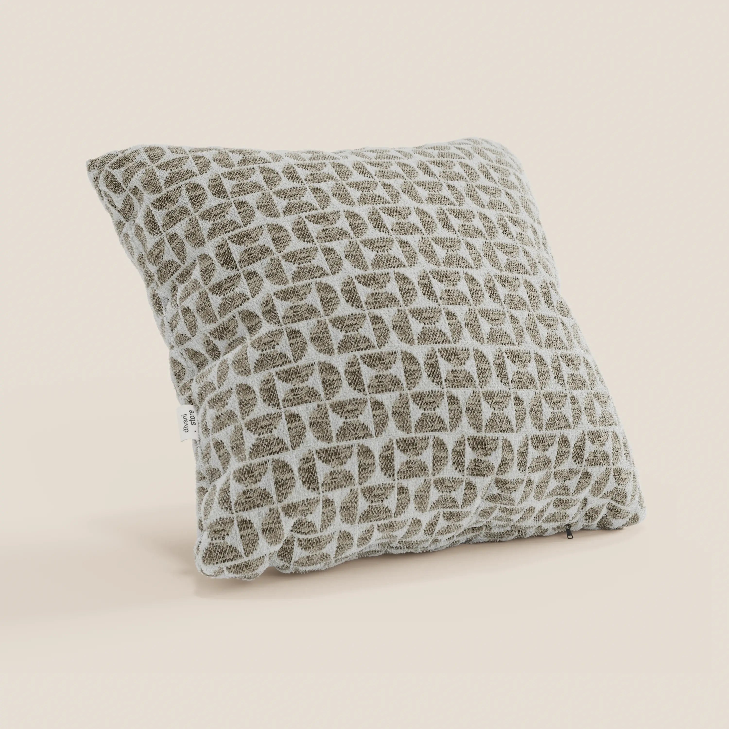Il cuscino Naxos Cuscino Decoro 45x45 in lino di Divani.Store è un cuscino quadrato in lino con rivestimento in tessuto a trama rigata, caratterizzato da un elegante motivo geometrico astratto nei toni del grigio chiaro e del tortora e da una piccola etichetta bianca su sfondo beige chiaro.