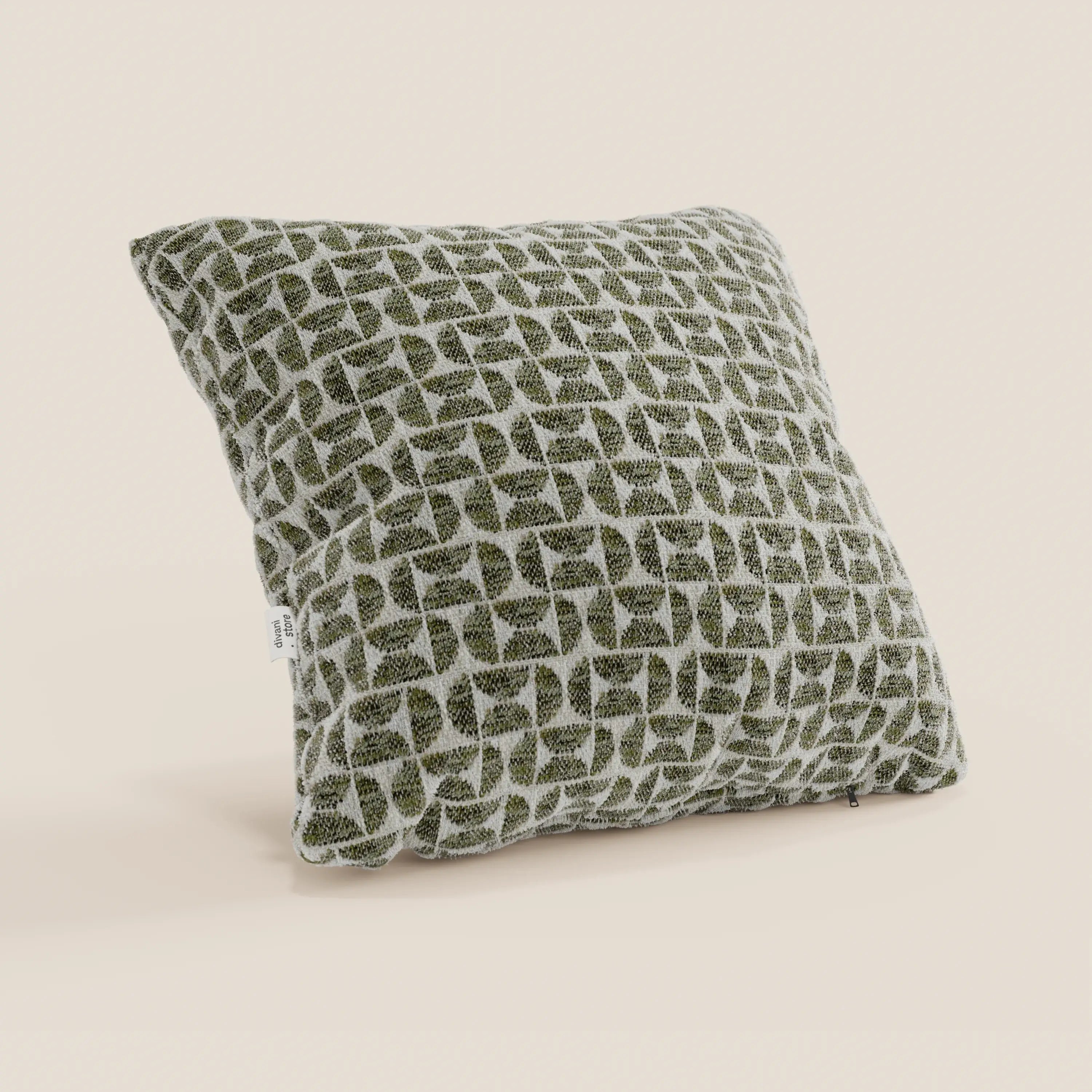 Il cuscino Naxos Decoro 45x45 in lino di Divani.Store presenta un motivo geometrico in rilievo nei toni del verde oliva e del grigio chiaro, realizzato in un morbido tessuto intrecciato, con un'etichetta bianca e un design elegante, perfetto per gli arredi moderni.