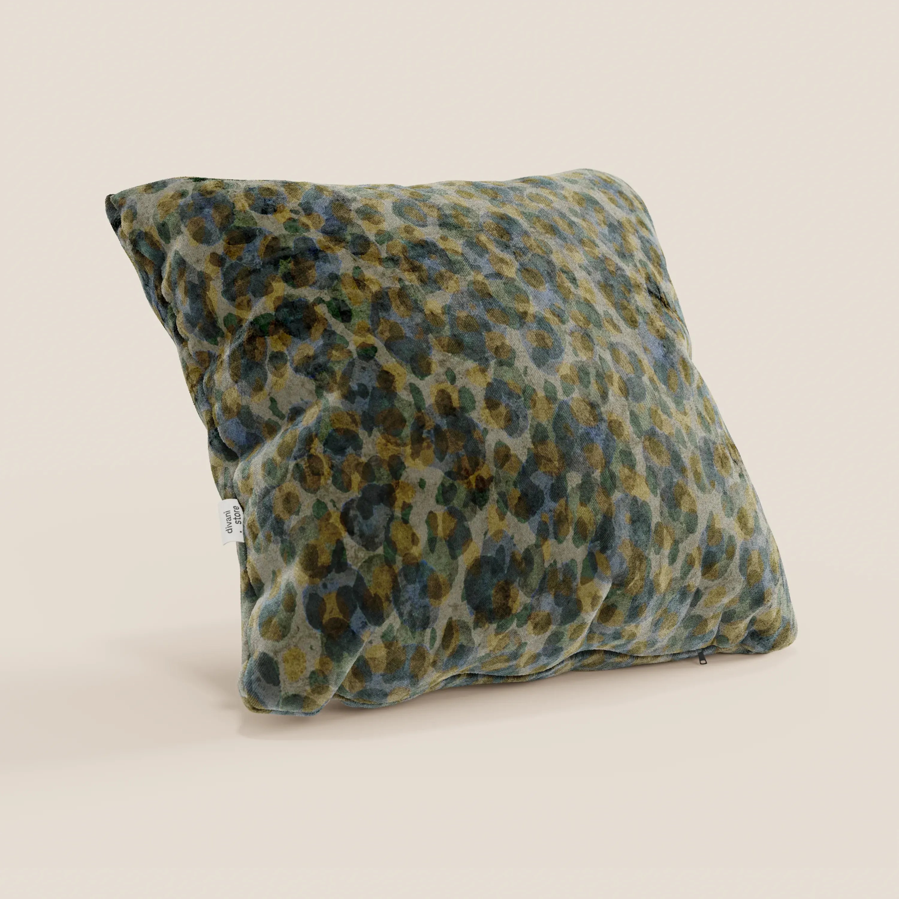 Il cuscino Brush di Divani.Store è un cuscino quadrato di 45x45 cm in velluto verde impermeabile con stampa leopardata astratta su beige chiaro, rifinito con una targhetta laterale bianca per una maggiore eleganza.