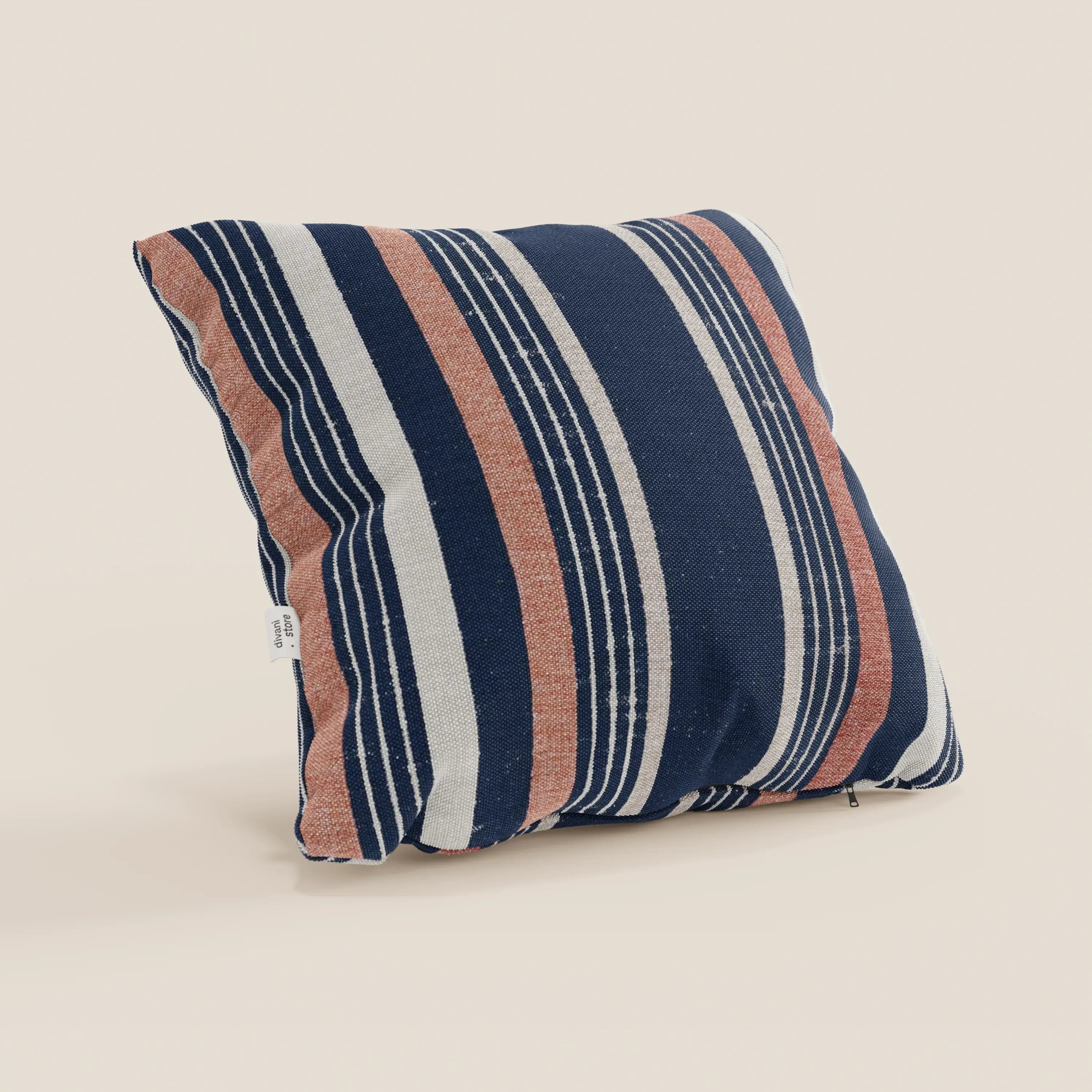 Il cuscino a fantasia rigata 45x45 di Divani.Store è caratterizzato da strisce blu, bianche e ruggine su tessuto resistente all'acqua, con etichetta laterale, ideale come cuscinetto decoro. Disponibile in 2 varianti di colore arancio.