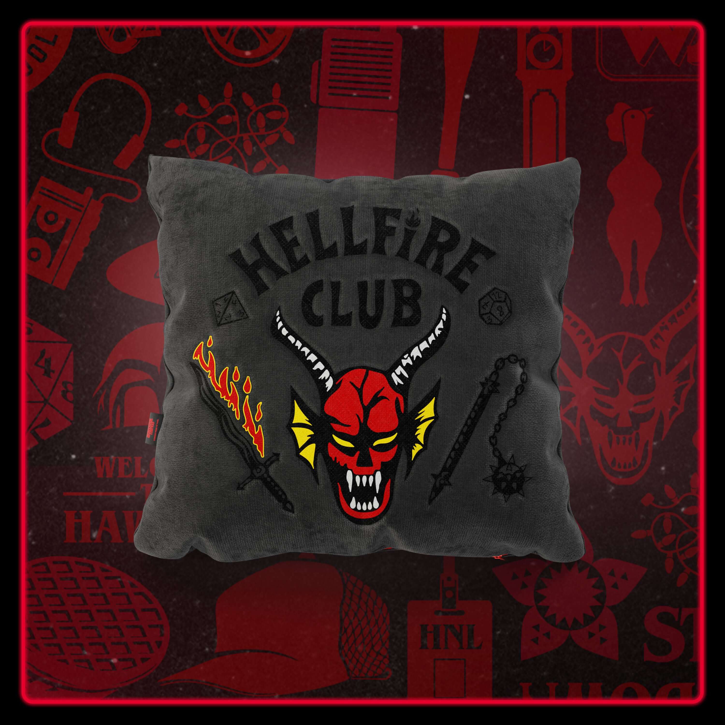 Il Cuscino Divani.Store Hellfire club Stranger Things Limited Edition con Ricamo (45x45, antracite, tessuto smacchiabile) è caratterizzato da audaci dettagli "Hellfire Club", un accento accattivante per ogni fan.