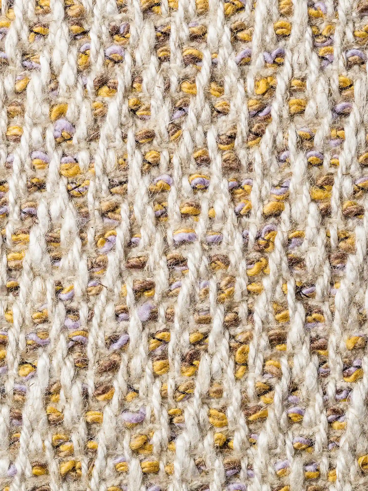 Primo piano del tessuto S04 CHEVRON esclusivo, un tessuto naturale in viscosa, lino e cotone, caratterizzato da un motivo a chevron color crema con spessi fili beige e inserti di filati giallo senape, viola chiaro e marrone negli spazi tra i fili.