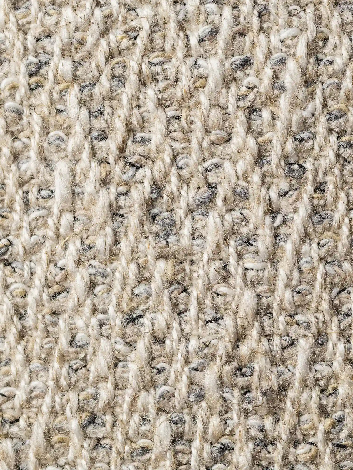 Un primo piano del tessuto S04 CHEVRON esclusivo, realizzato in viscosa, lino e cotone, caratterizzato da una trama a chevron fitta composta da spesse fibre beige, grigie e bianche che creano una superficie densa e piacevole al tatto.