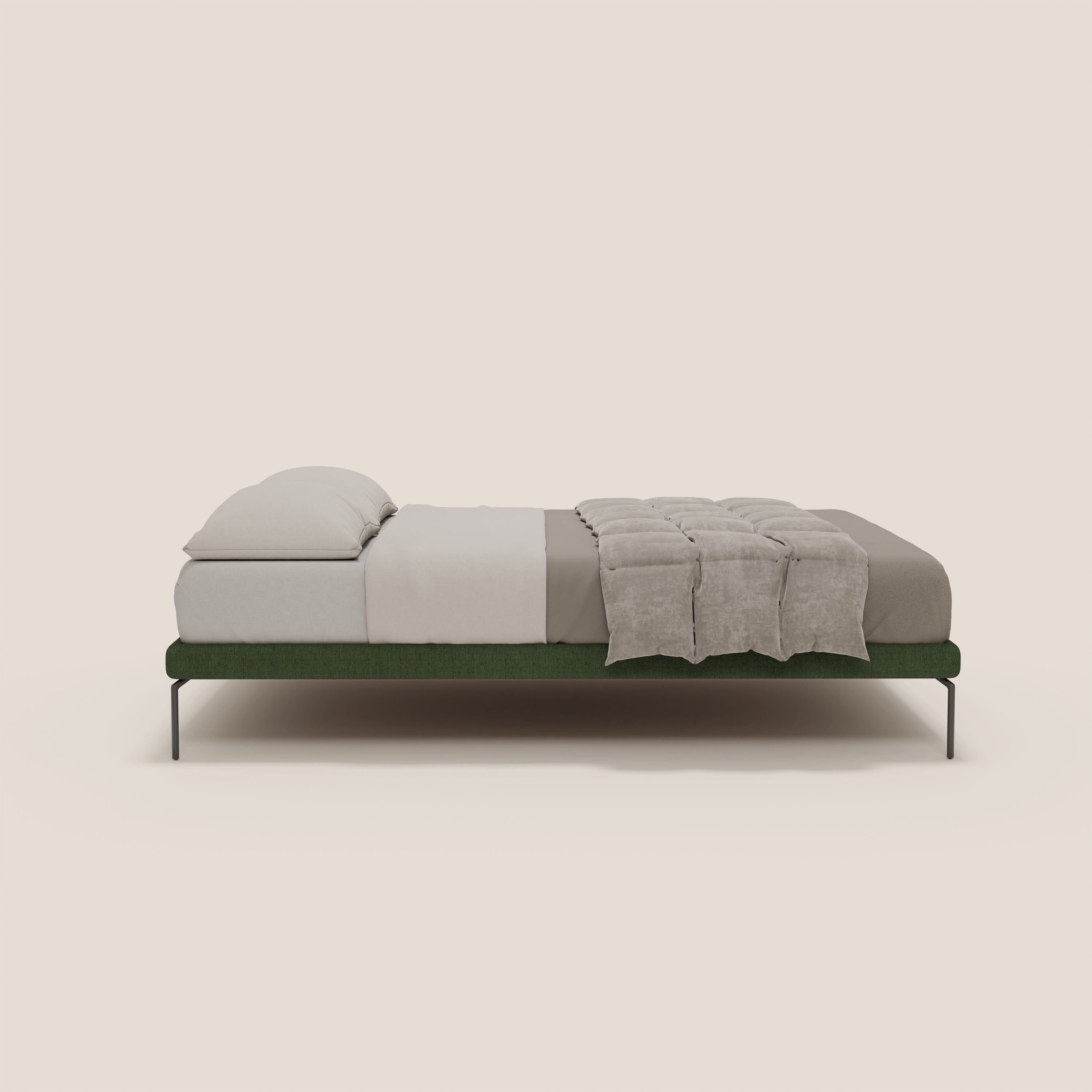 Un letto minimalista di Letti.store, il Ring sommier sfoderabile con gambe nere da 24 cm in tessuto impermeabile verde T14, è caratterizzato da un letto grigio chiaro, due cuscini e un piumino beige piegato ai piedi su uno sfondo bianco sporco.