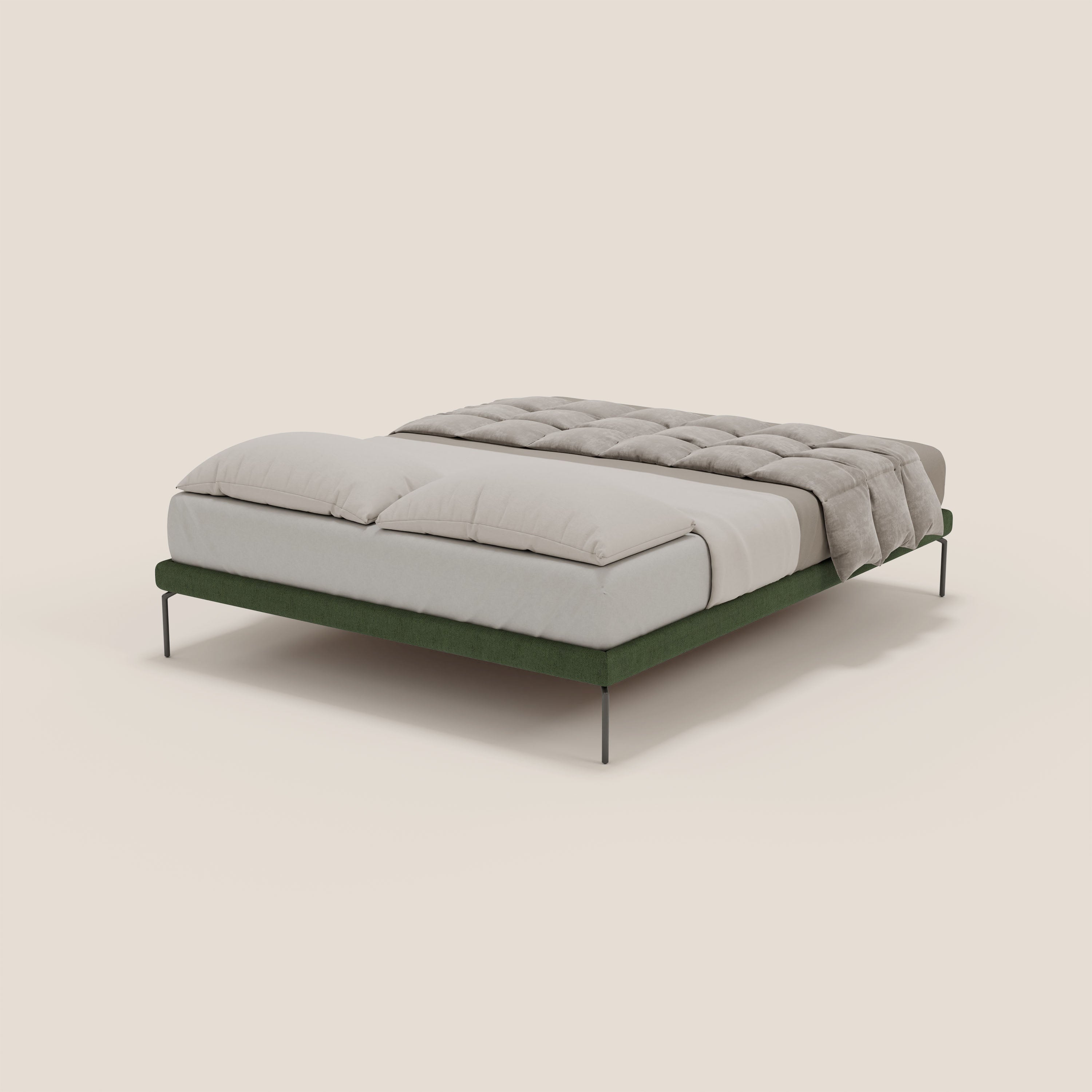 Il sommier sfoderabile Letti.store Ring con gambe alte 24 cm in tessuto impermeabile T14 verde è presentato con un lenzuolo matrimoniale beige chiaro, due grandi cuscini coordinati e un piumino beige sfoderabile su uno sfondo beige tinta unita.