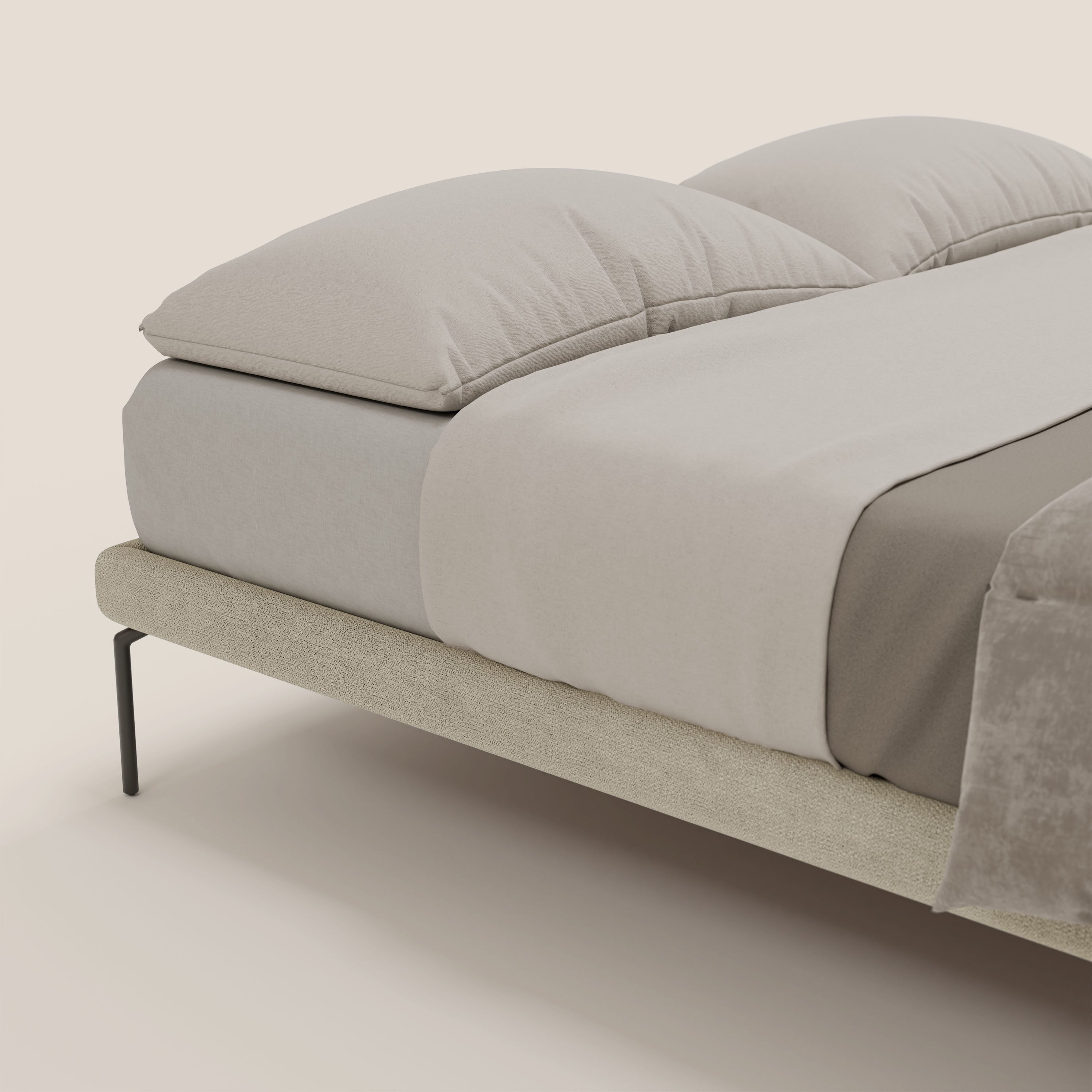 Il sommier sfoderabile Ring di Letti.store è caratterizzato da gambe nere alte 24 cm e da una struttura sfoderabile in tessuto impermeabile T14 panna, corredata da cuscini, lenzuola e una coperta grigio-marrone; su uno sfondo neutro per un look minimalista italiano.