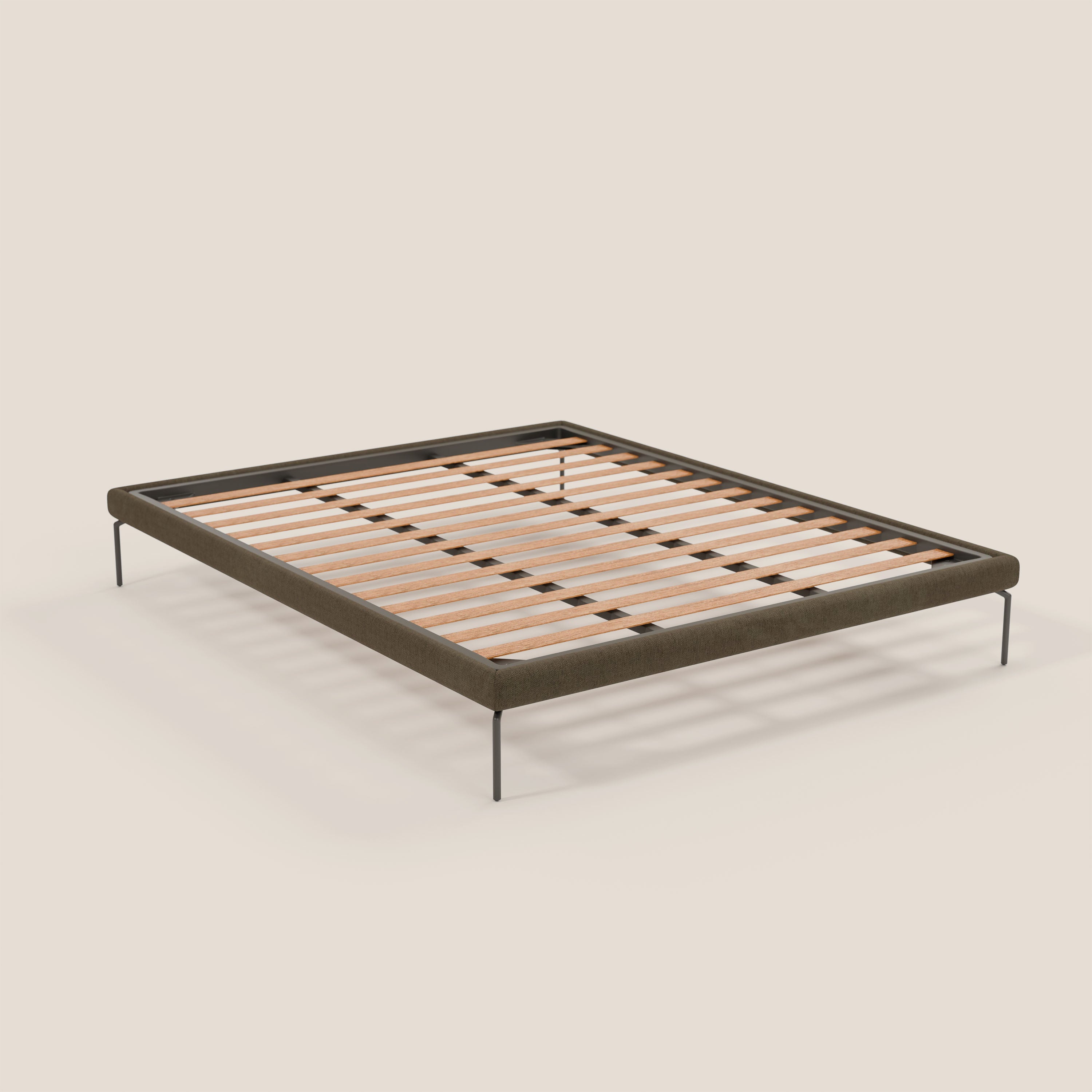 Il sommier sfoderabile Letti.store Ring ha un design minimalista e di basso profilo, con gambe alte 24 cm in metallo nero sottile e un bordo in tessuto T14 marrone scuro e impermeabile. Il telaio è completato da doghe di legno uniformemente distanziate, su uno sfondo chiaro.