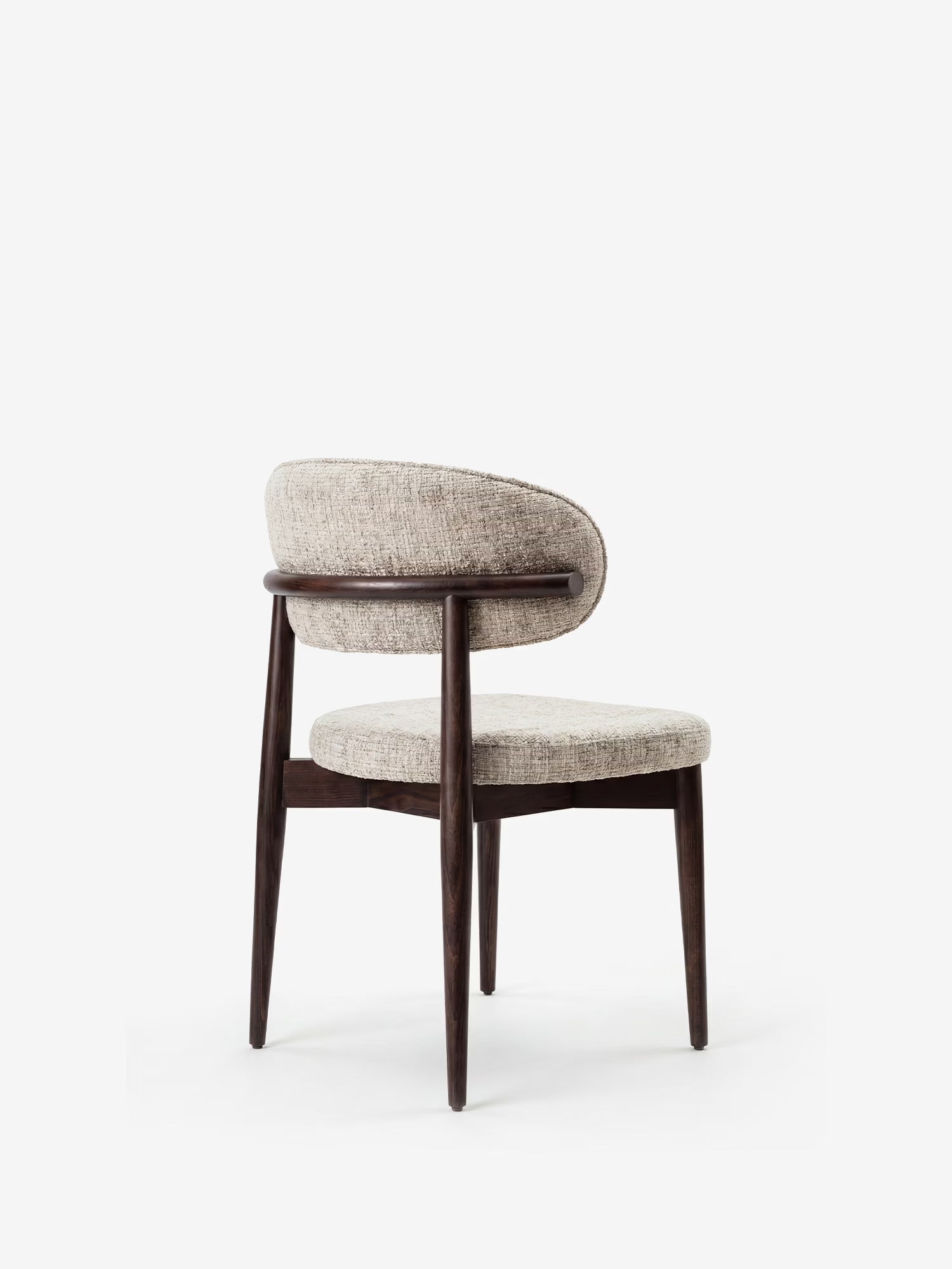 La sedia di design imbottita Dafne di Divani.Store presenta gambe e struttura in legno massello di wengé, uno schienale curvo e una seduta imbottita in ciniglia certificata OEKO-TEX®, raffigurata inclinata su uno sfondo bianco a tinta unita.
