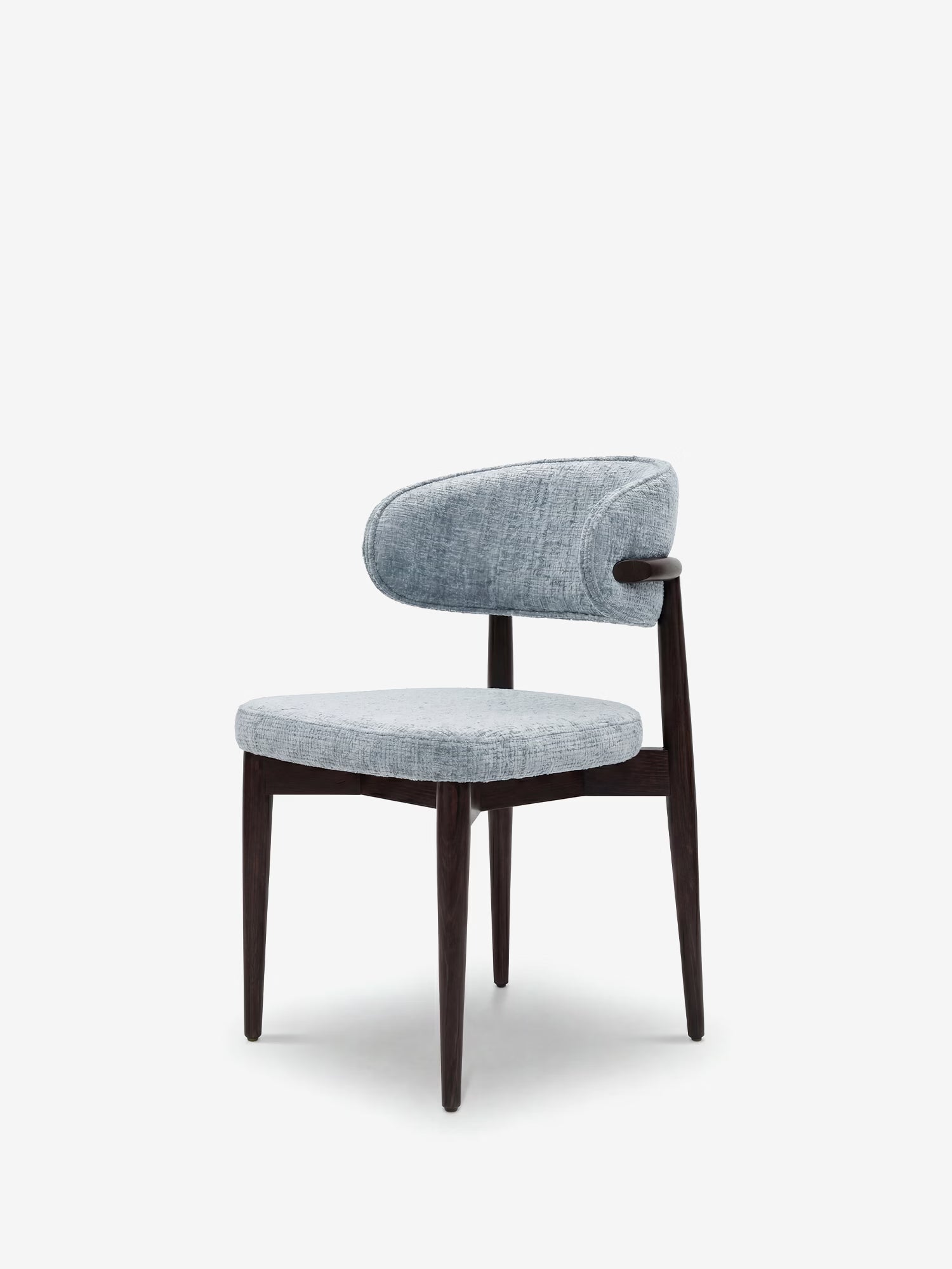 La sedia di design imbottita Dafne di Divani.Store presenta una struttura e gambe in legno massello di wengé, uno schienale e una seduta imbottiti e curvi in tessuto ciniglia certificato OEKO-TEX®, che uniscono linee pulite a un raffinato stile mid-century modern.