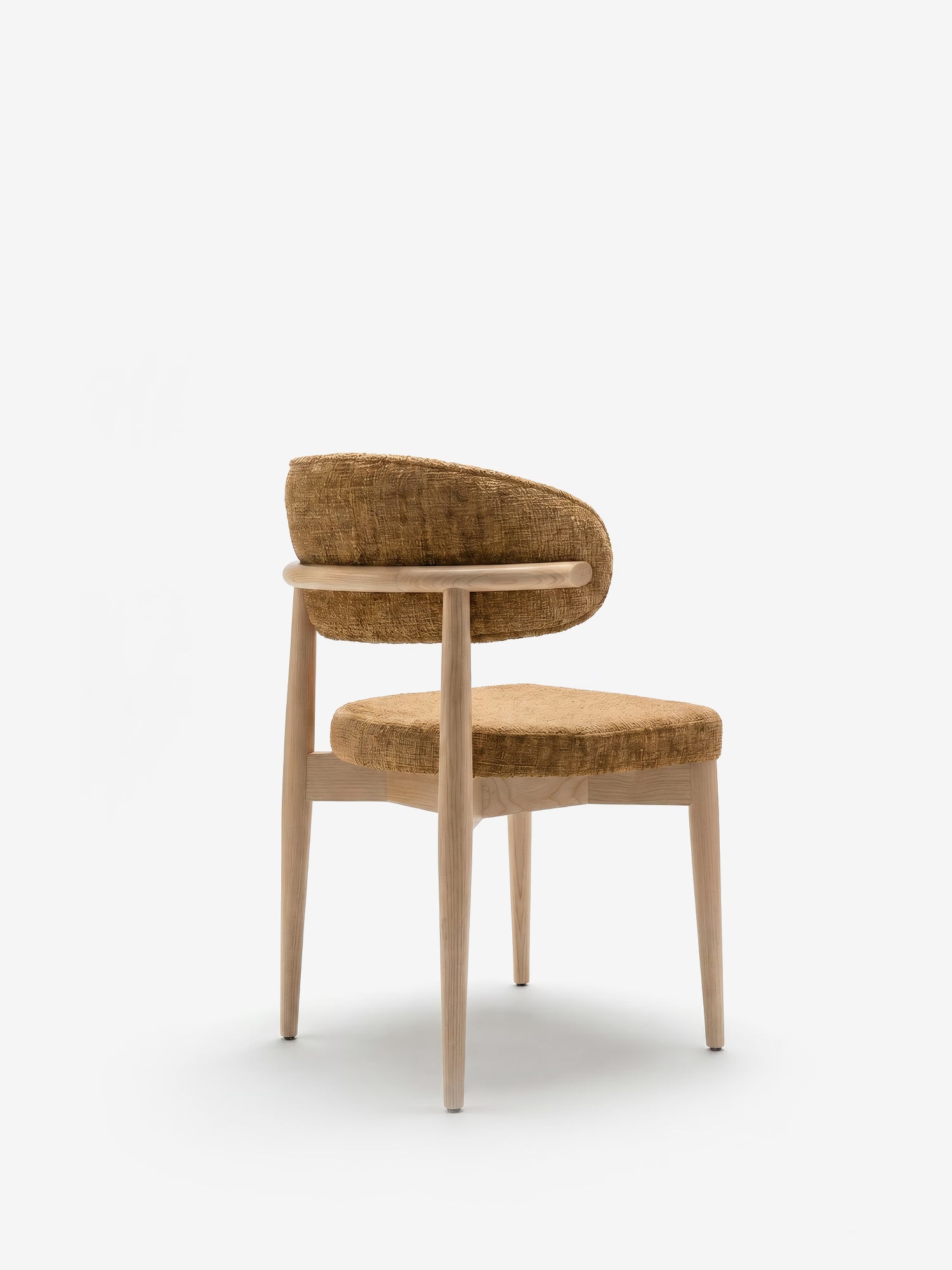 La sedia imbottita Dafne di Divani.Store presenta una struttura in rovere massello naturale, gambe in legno chiaro, uno schienale curvo e una seduta imbottita in ciniglia giallo senape certificata OEKO-TEX®, per uno stile moderno e minimalista.