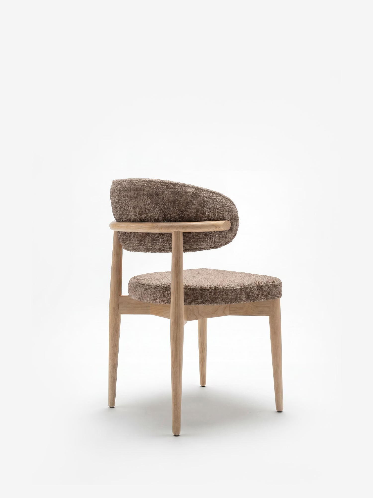 La sedia imbottita Dafne di Divani.Store presenta una struttura e gambe in rovere massello naturale, uno schienale e una seduta curvi in ciniglia certificata OEKO-TEX®, con un design minimalista che fonde linee morbide e spigolose su uno sfondo bianco.