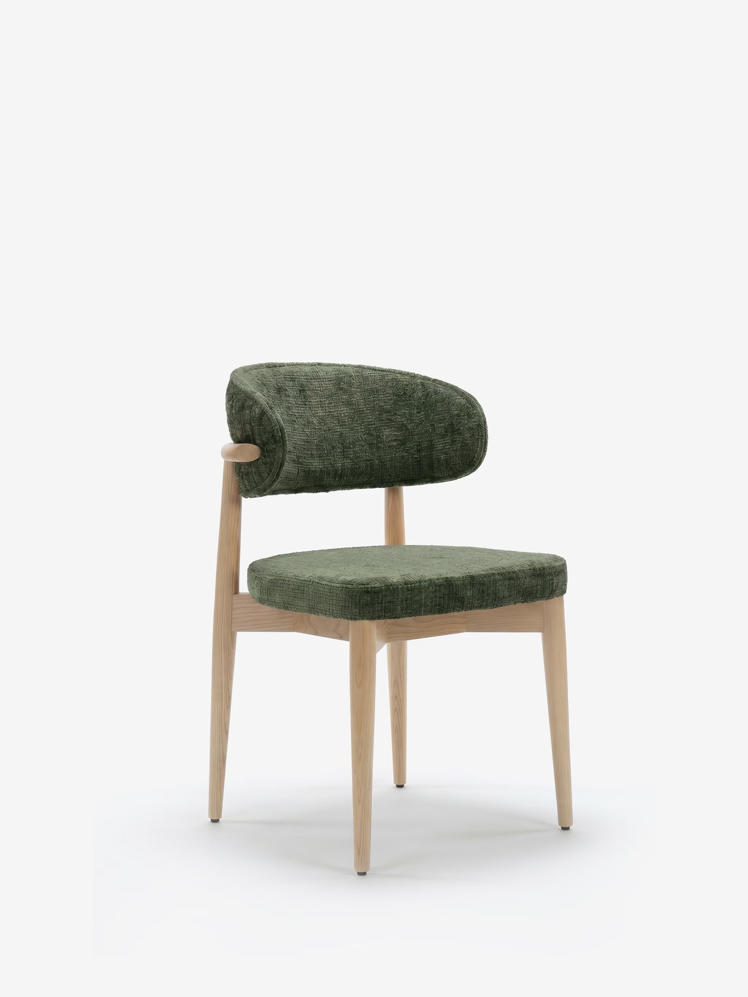 La sedia imbottita Dafne di Divani.Store presenta una struttura in rovere naturale massello con gambe in legno chiaro, uno schienale curvo e una seduta rettangolare rivestita in tessuto ciniglia verde scuro certificato OEKO-TEX®, il tutto in uno stile minimalista.