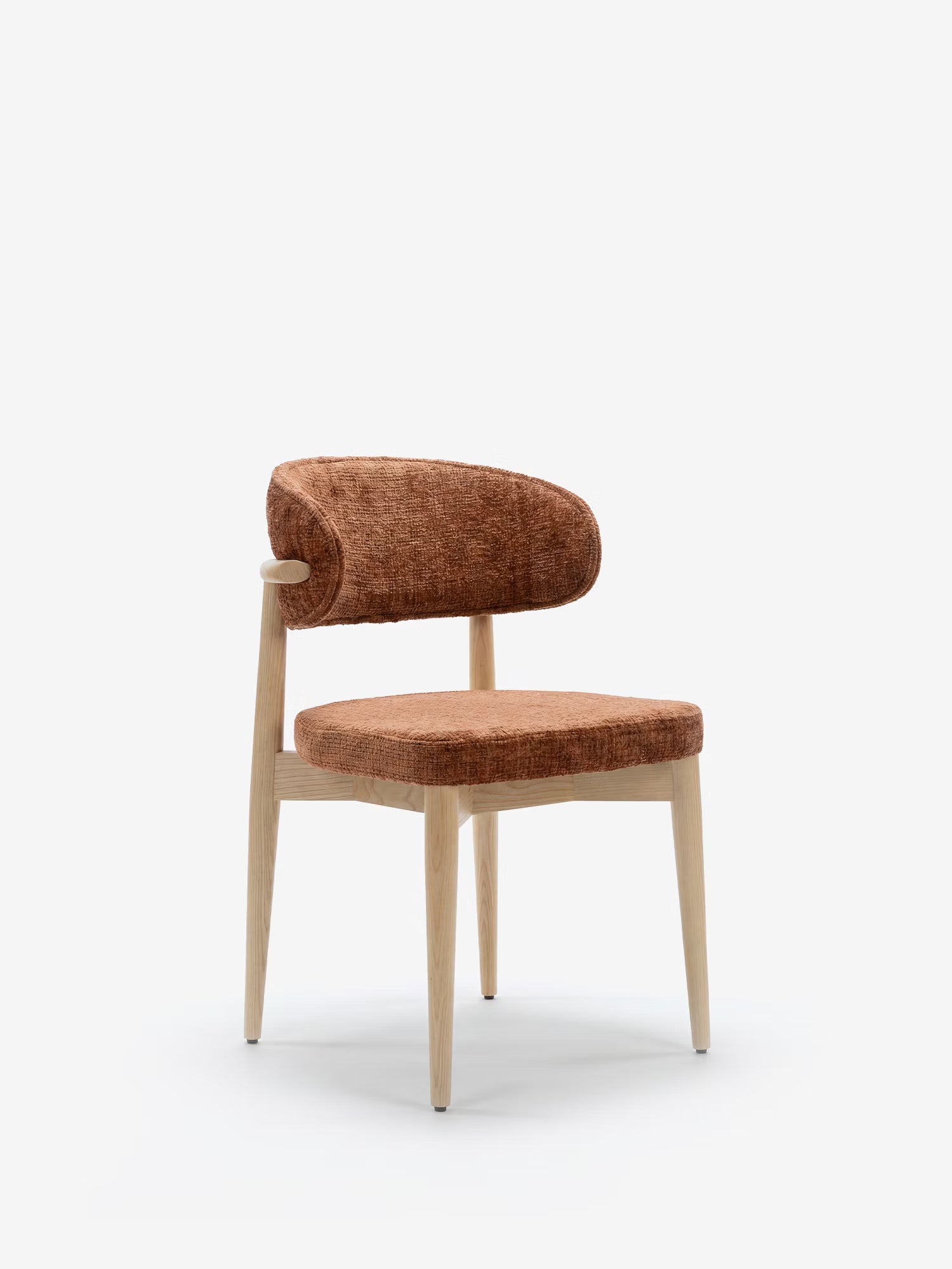 La sedia imbottita Dafne di Divani.Store presenta una struttura in rovere naturale massiccio con gambe in legno chiaro e uno schienale curvo, rivestita in tessuto ciniglia certificato OEKO-TEX® color arancione bruciato, che ne esalta il design moderno e minimalista.