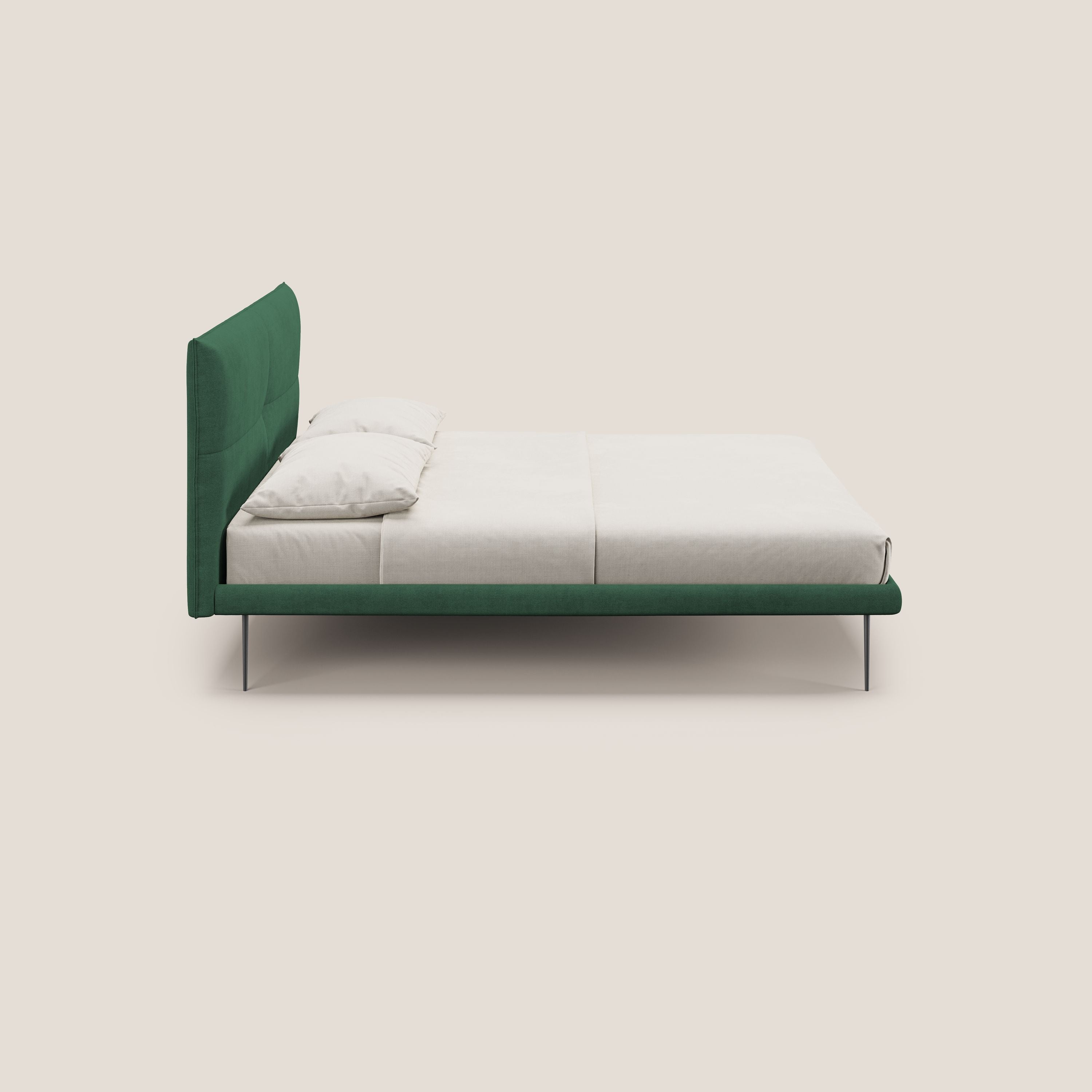 Akiko letto imbottito con piedi alti in metallo in tessuto impermeabile T02 verde - divani.store