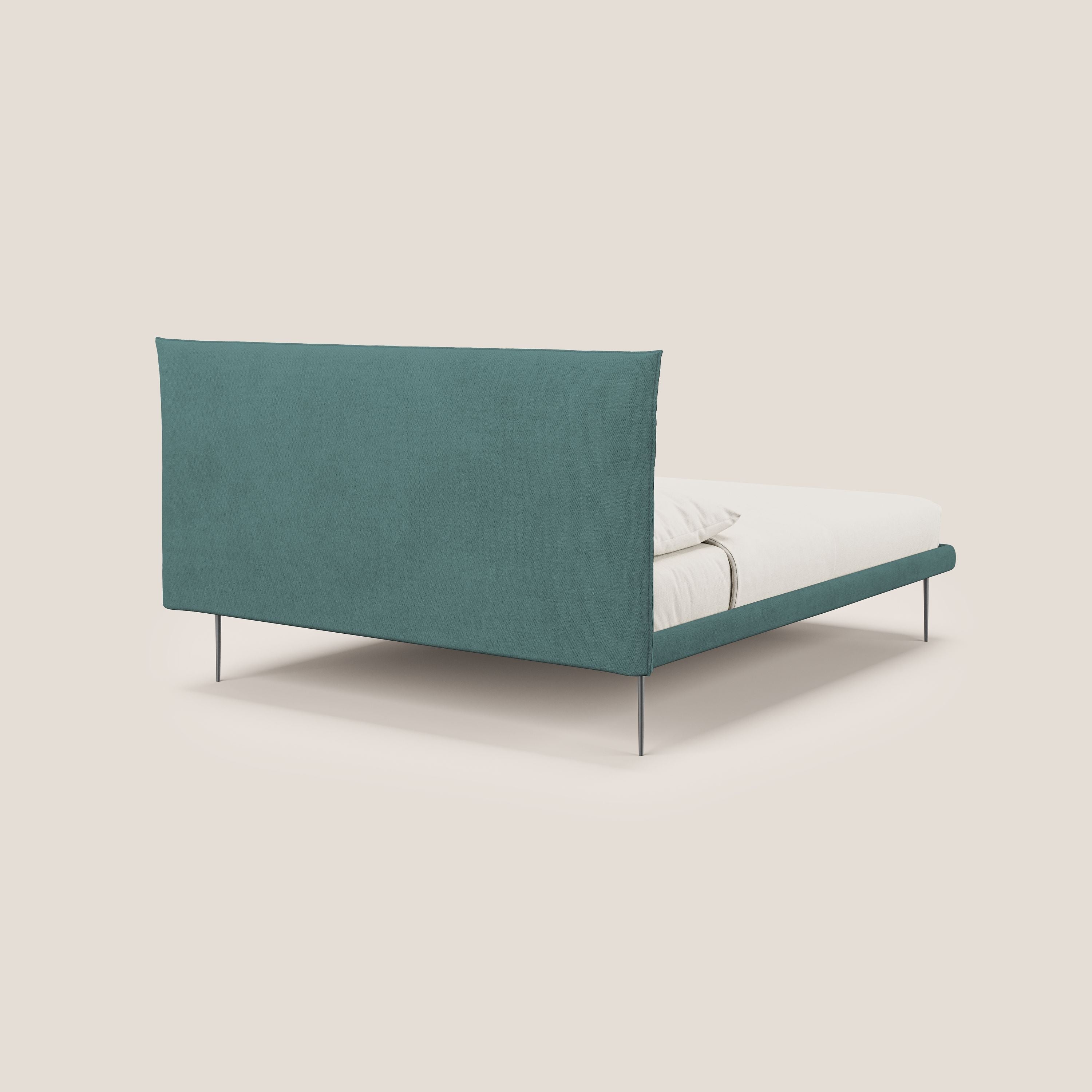 Akiko letto imbottito con piedi alti in metallo in tessuto impermeabile T02 petrolio - divani.store