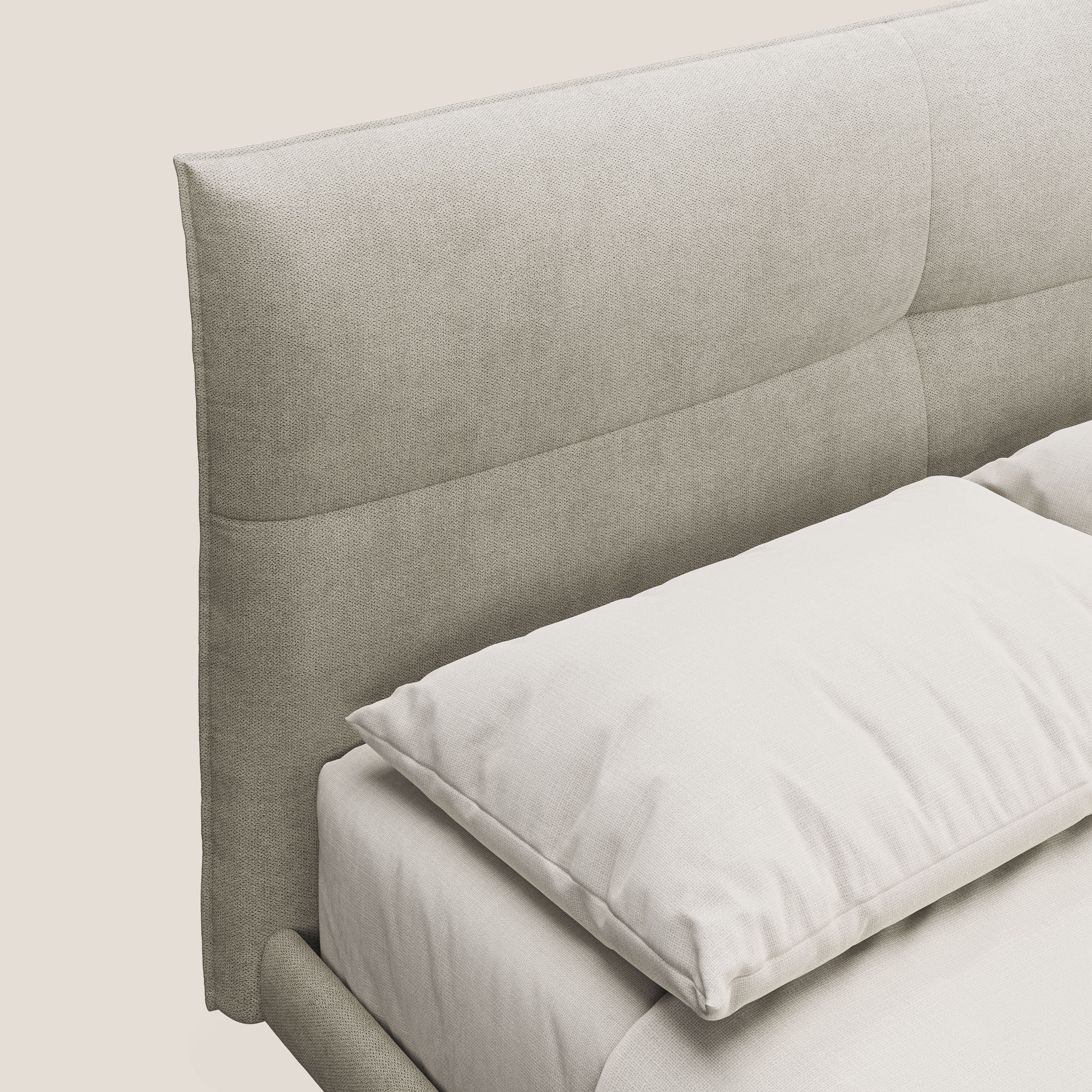 Akiko letto imbottito con piedi alti in metallo in tessuto impermeabile T02 panna - divani.store