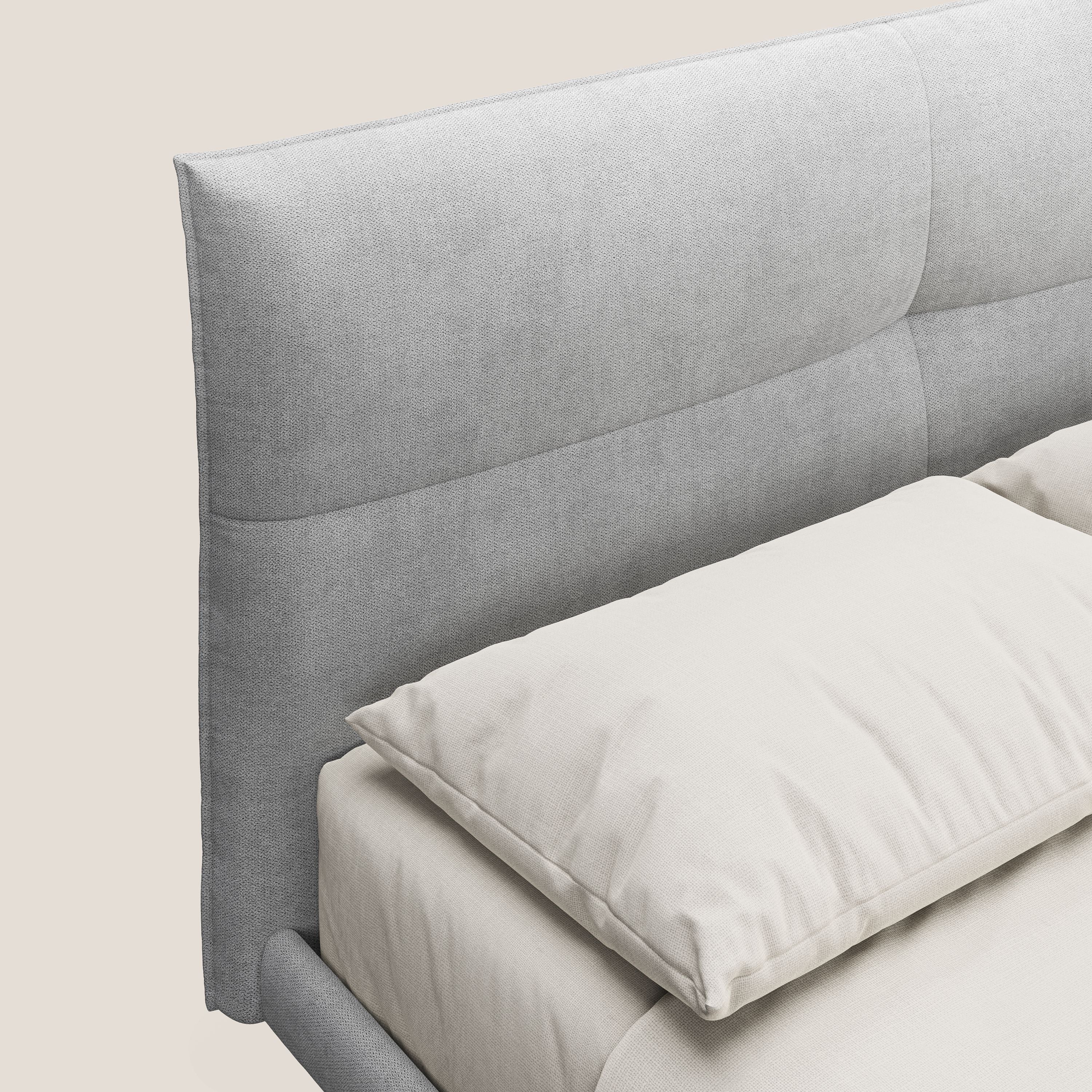 Akiko letto imbottito con piedi alti in metallo in tessuto impermeabile T02 grigio chiaro - divani.store