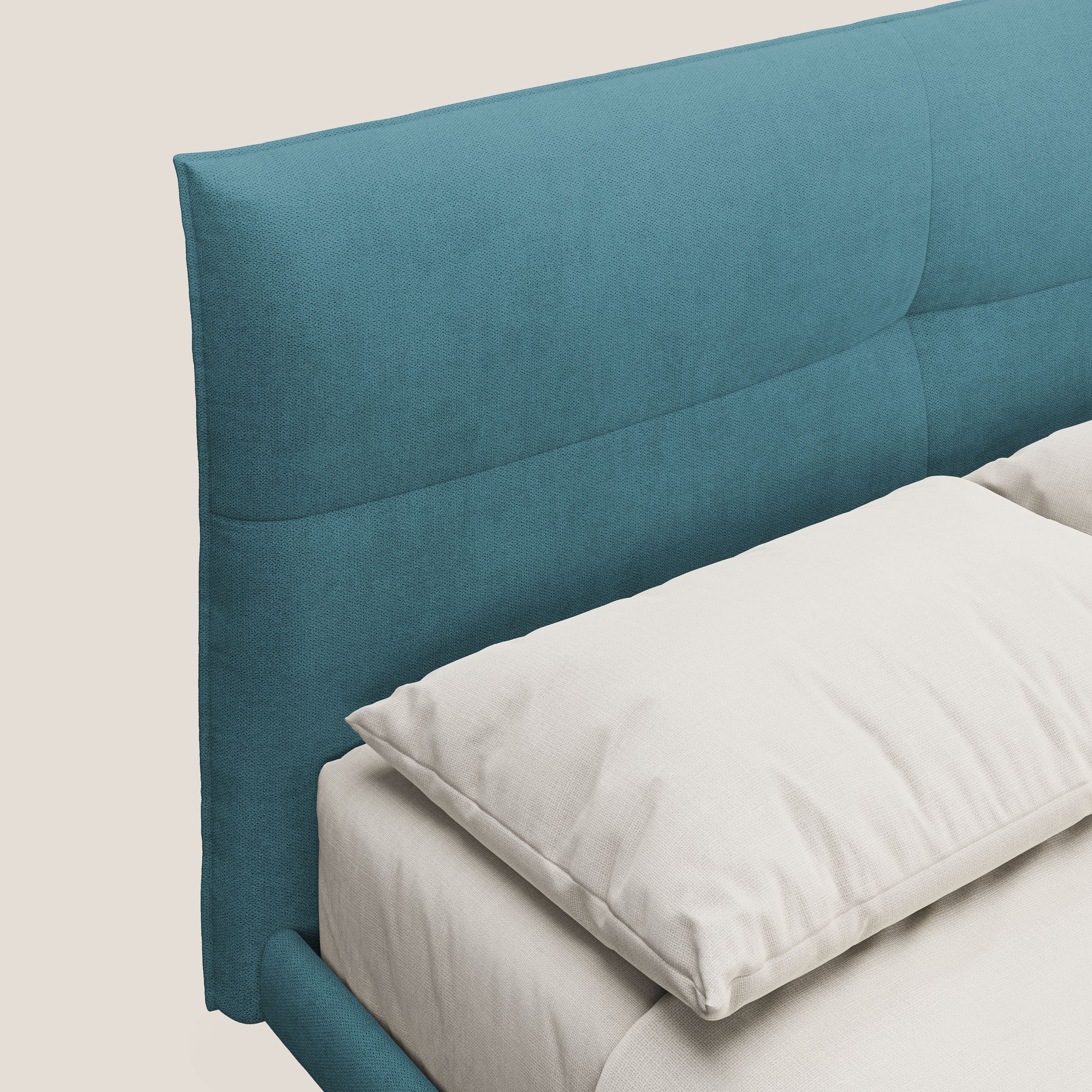 Akiko letto imbottito con piedi alti in metallo in tessuto impermeabile T02 azzurro - divani.store