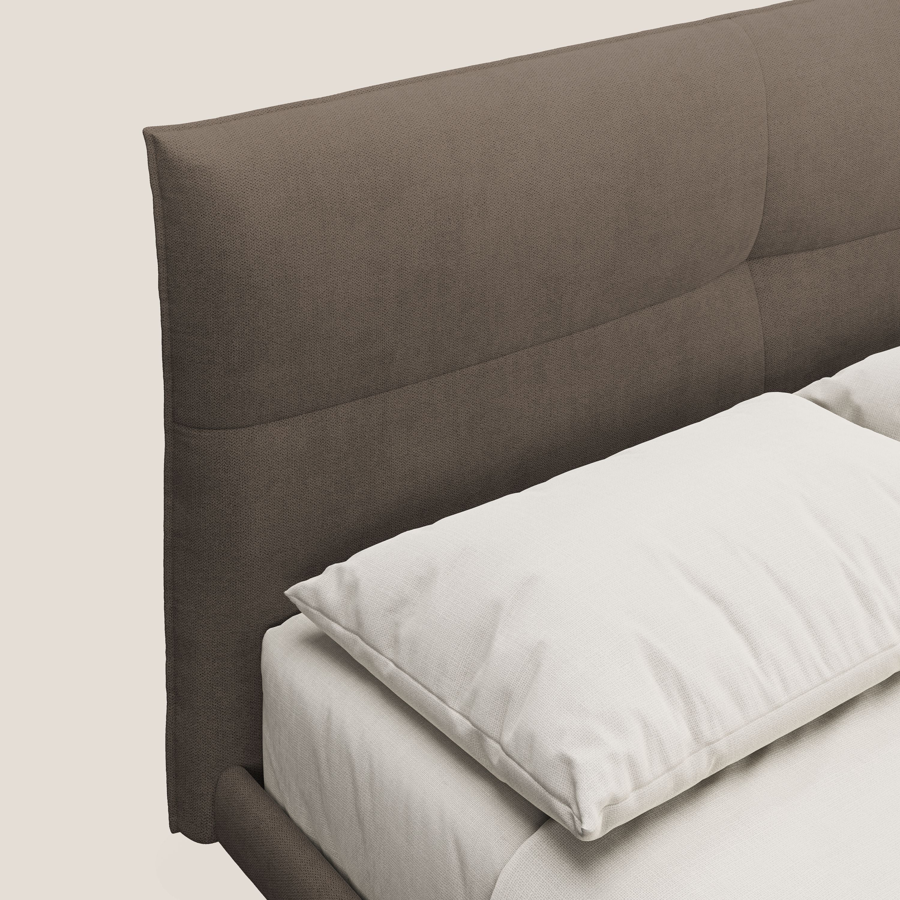 Akiko letto imbottito con piedi alti in metallo in tessuto impermeabile T02 marrone - divani.store