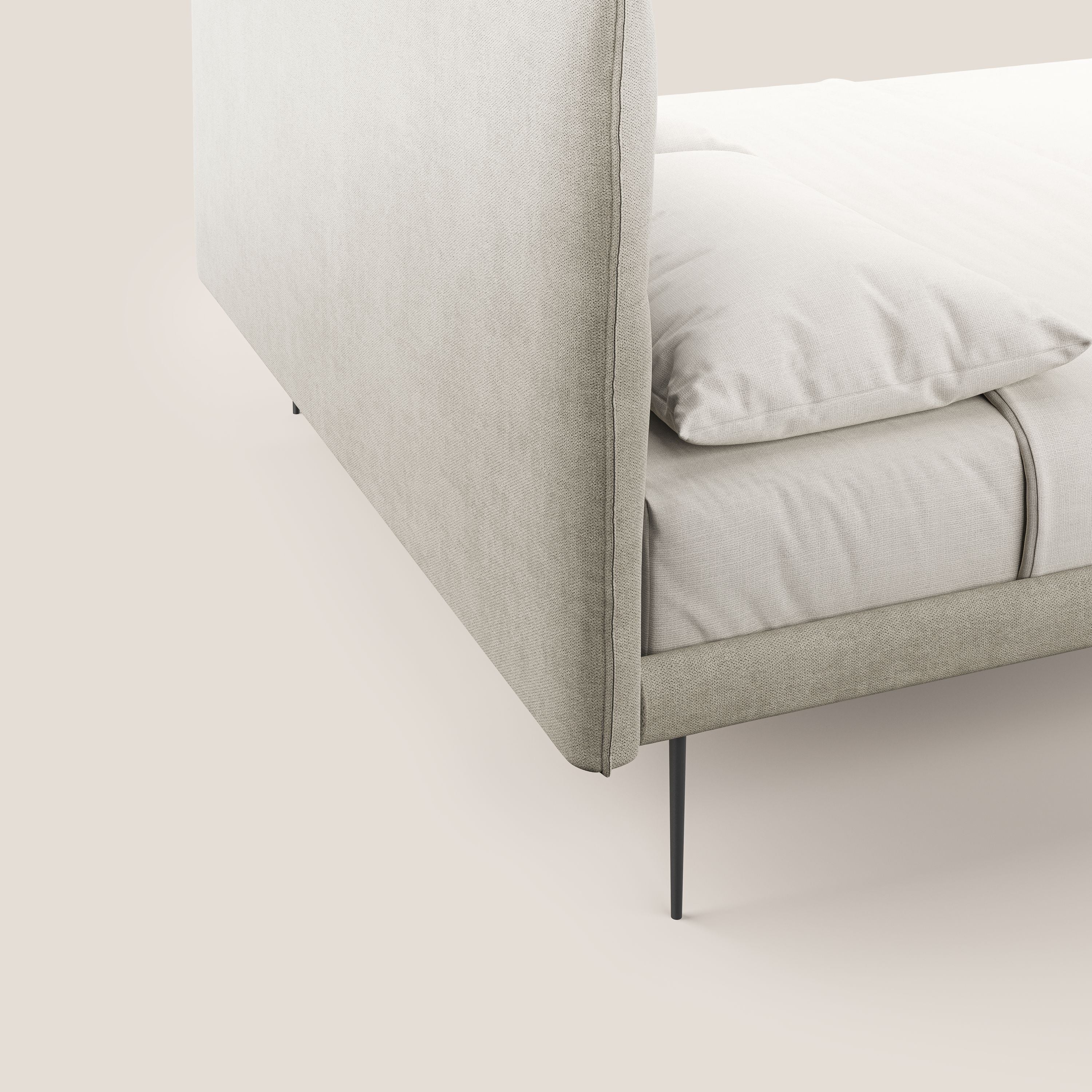 Akiko letto imbottito con piedi alti in metallo in tessuto impermeabile T02 panna - divani.store