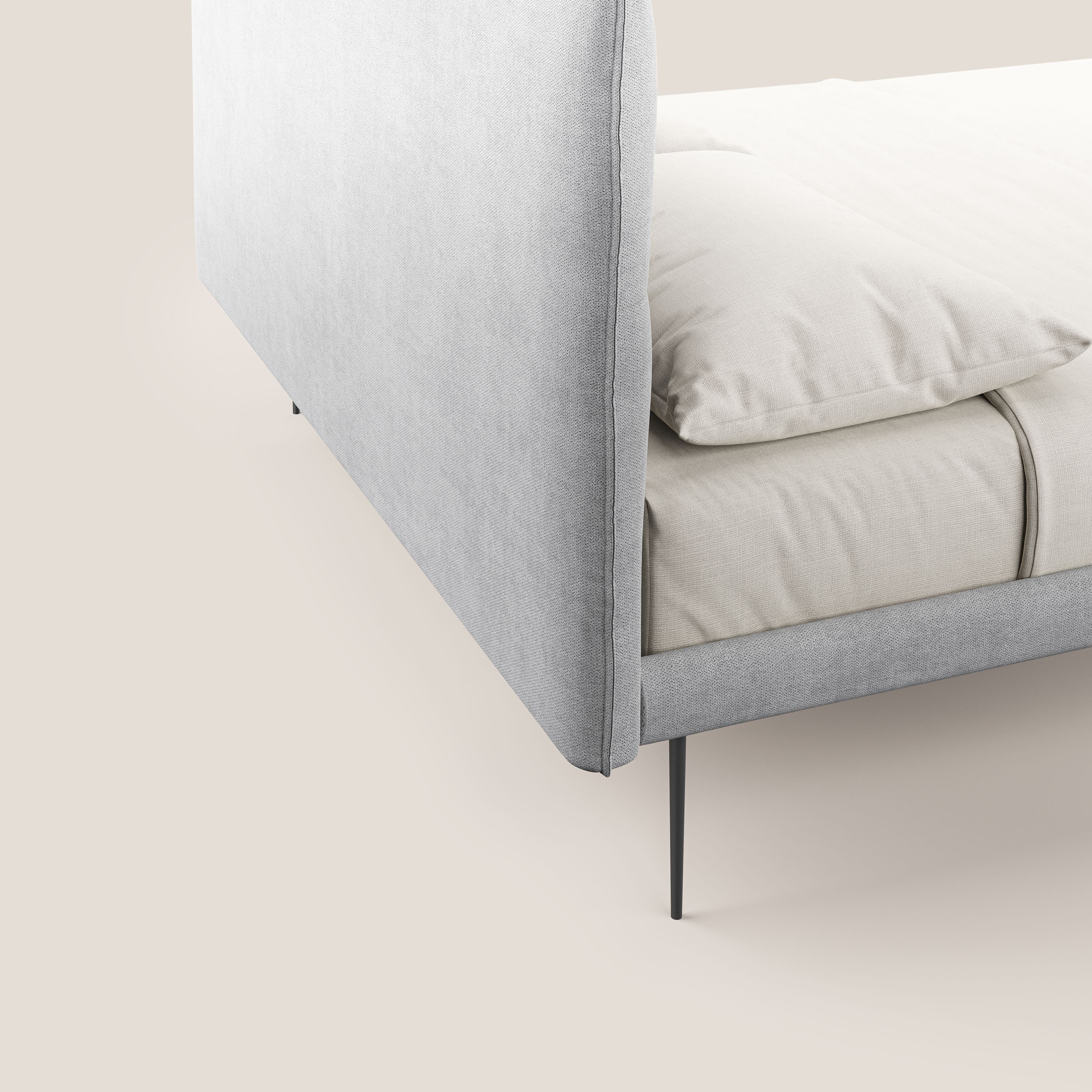Akiko letto imbottito con piedi alti in metallo in tessuto impermeabile T02 grigio chiaro - divani.store