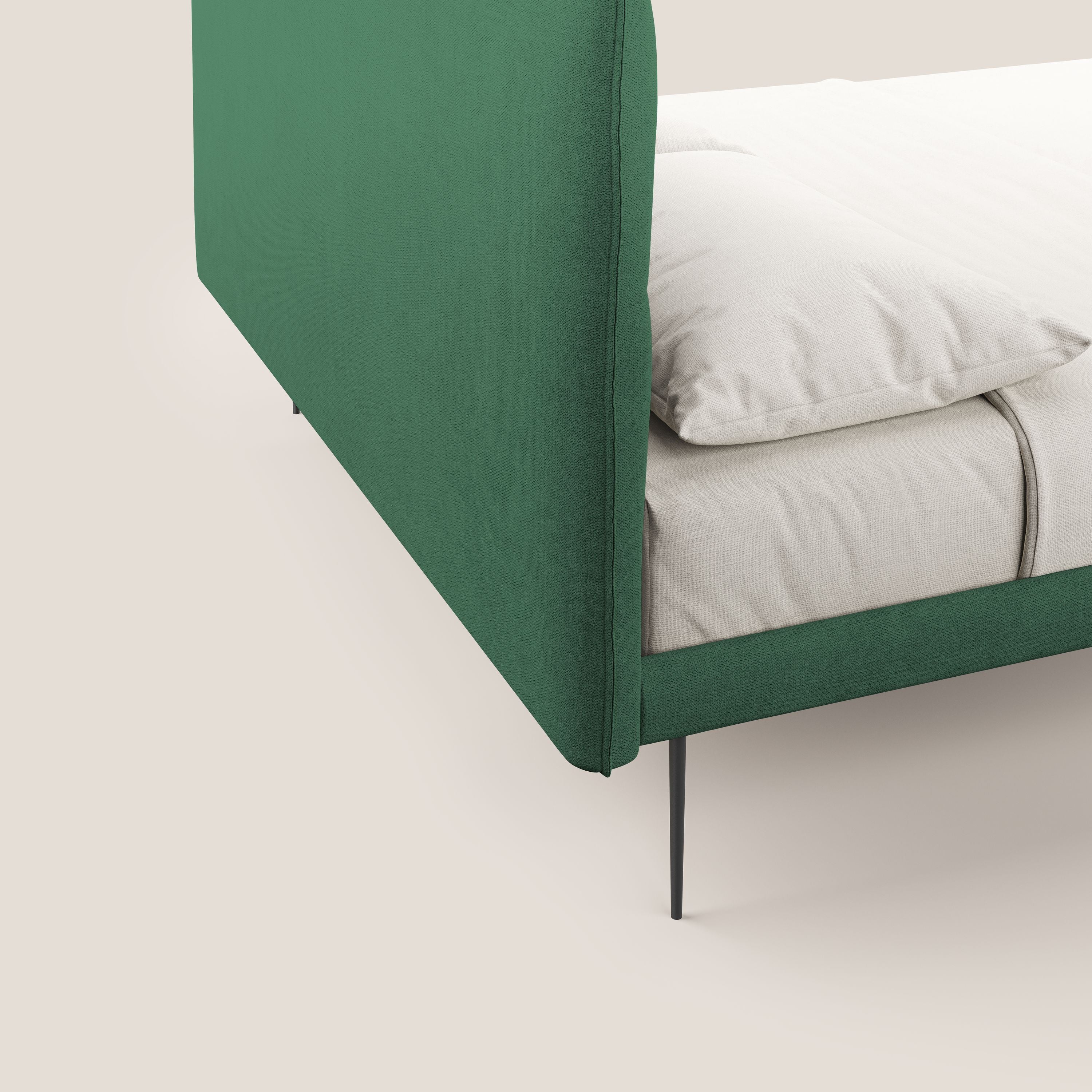 Akiko letto imbottito con piedi alti in metallo in tessuto impermeabile T02 verde - divani.store