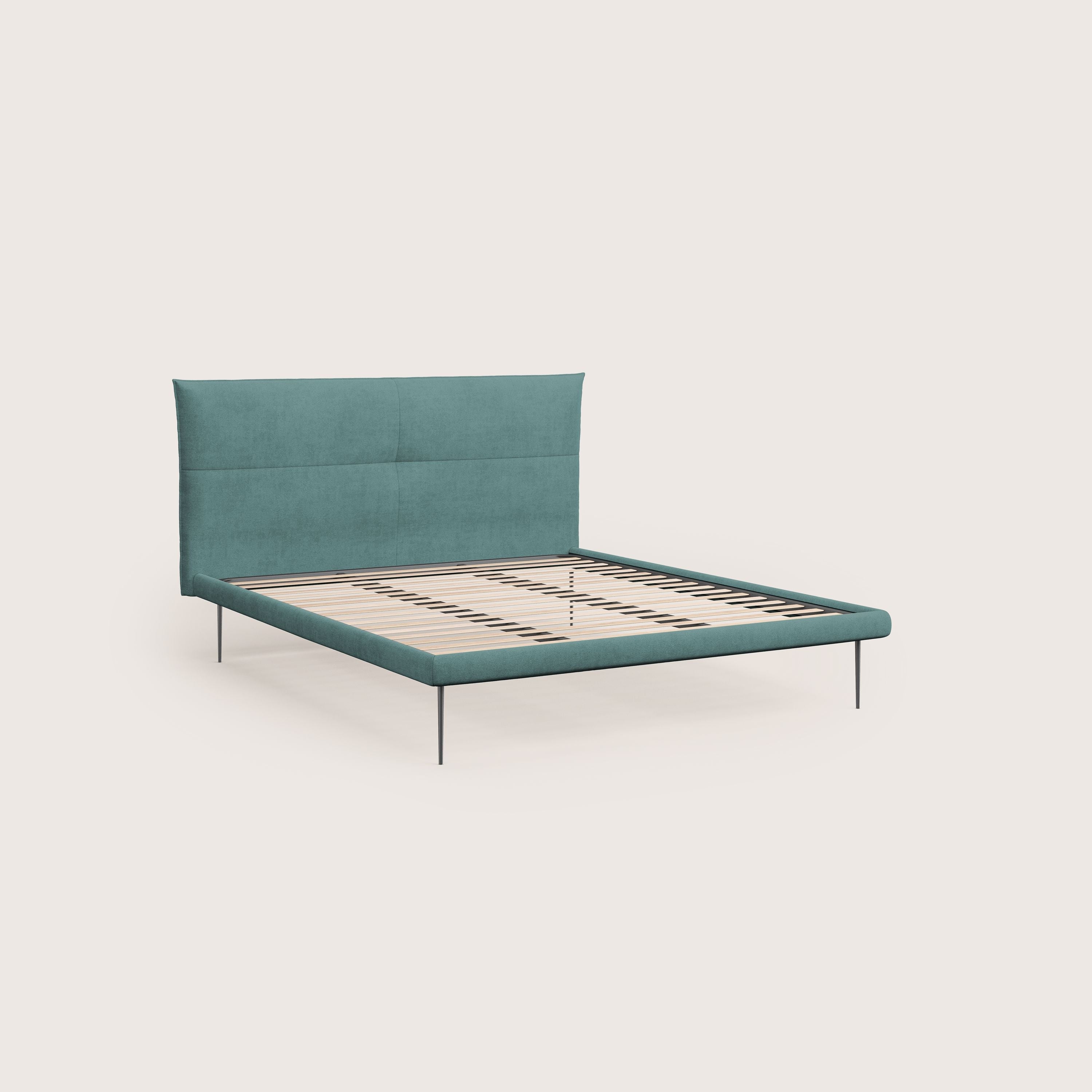 Akiko letto imbottito con piedi alti in metallo in tessuto impermeabile T02 petrolio - divani.store