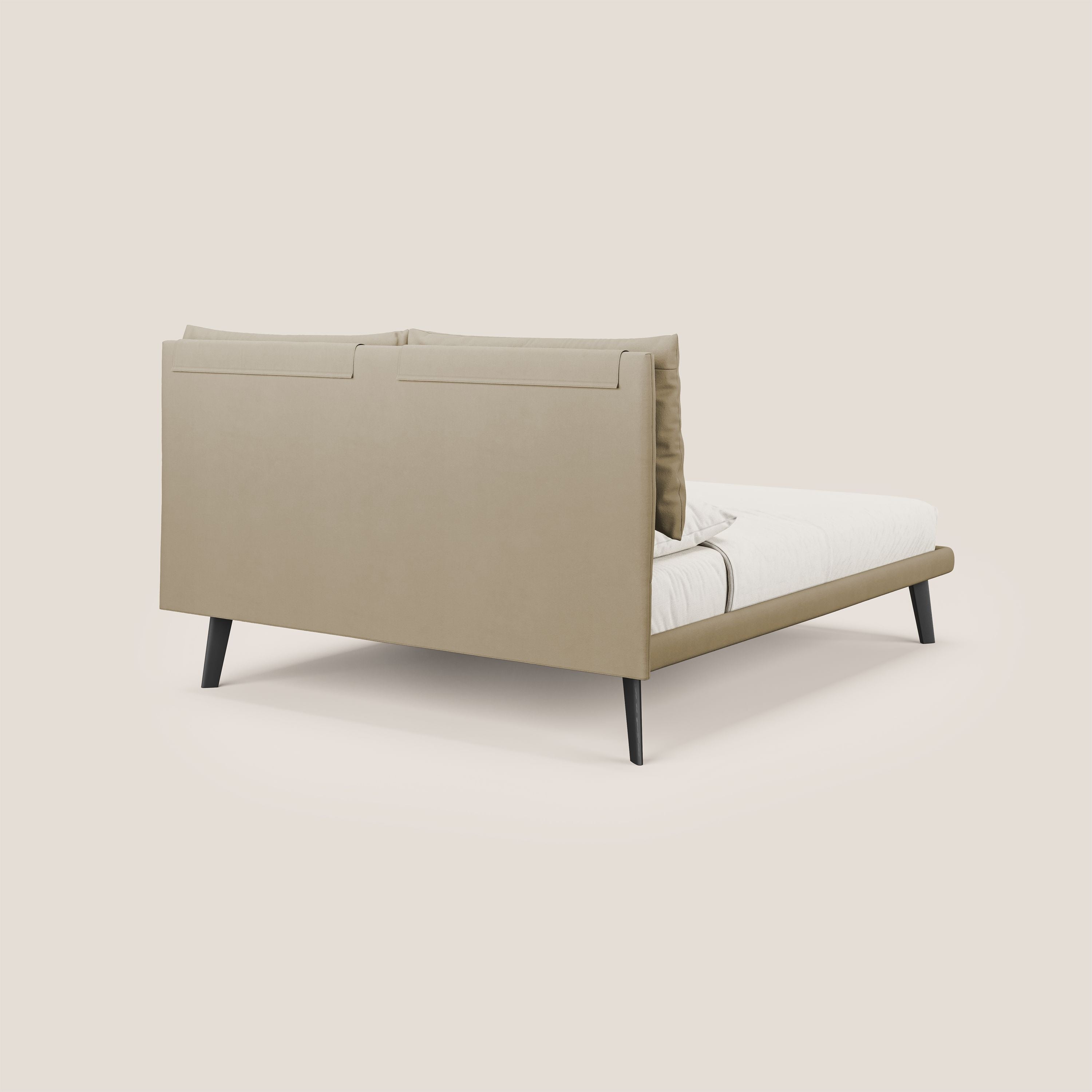 Astrid letto imbottito con piedi in legno in microfibra smacchiabile T11 beige - divani.store