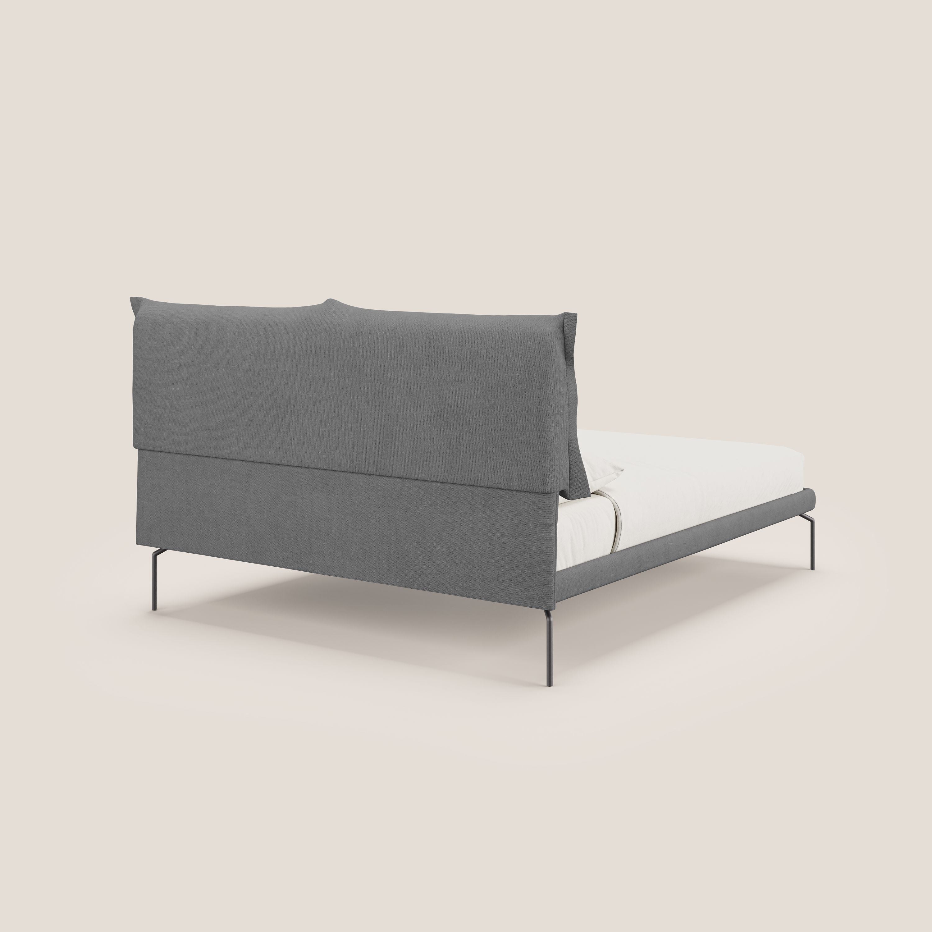 Bice letto imbottito con cuscini e piedi alti in metallo in tessuto impermeabile T02 grigio - divani.store