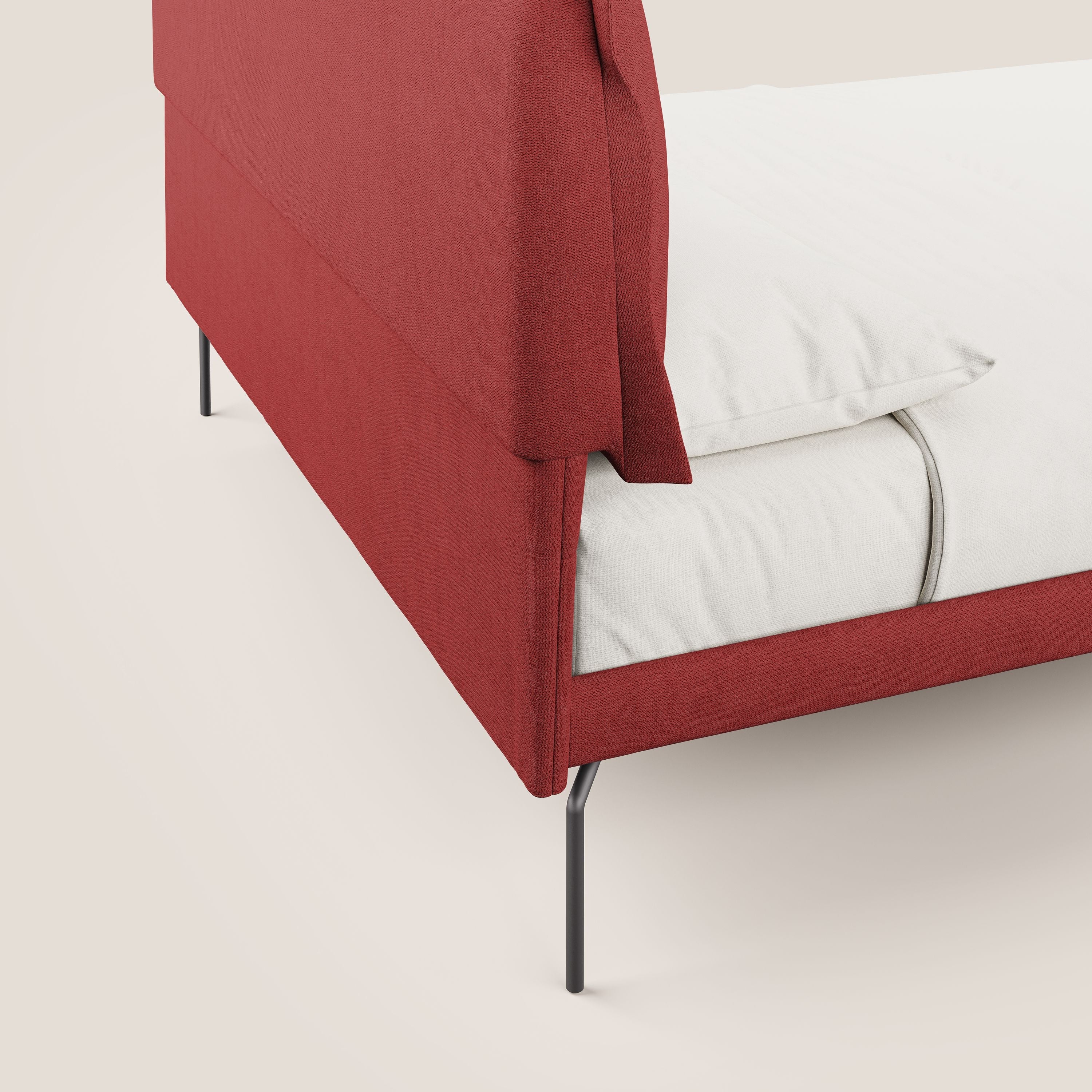 Bice letto imbottito con cuscini e piedi alti in metallo in tessuto impermeabile T02 rosso - divani.store