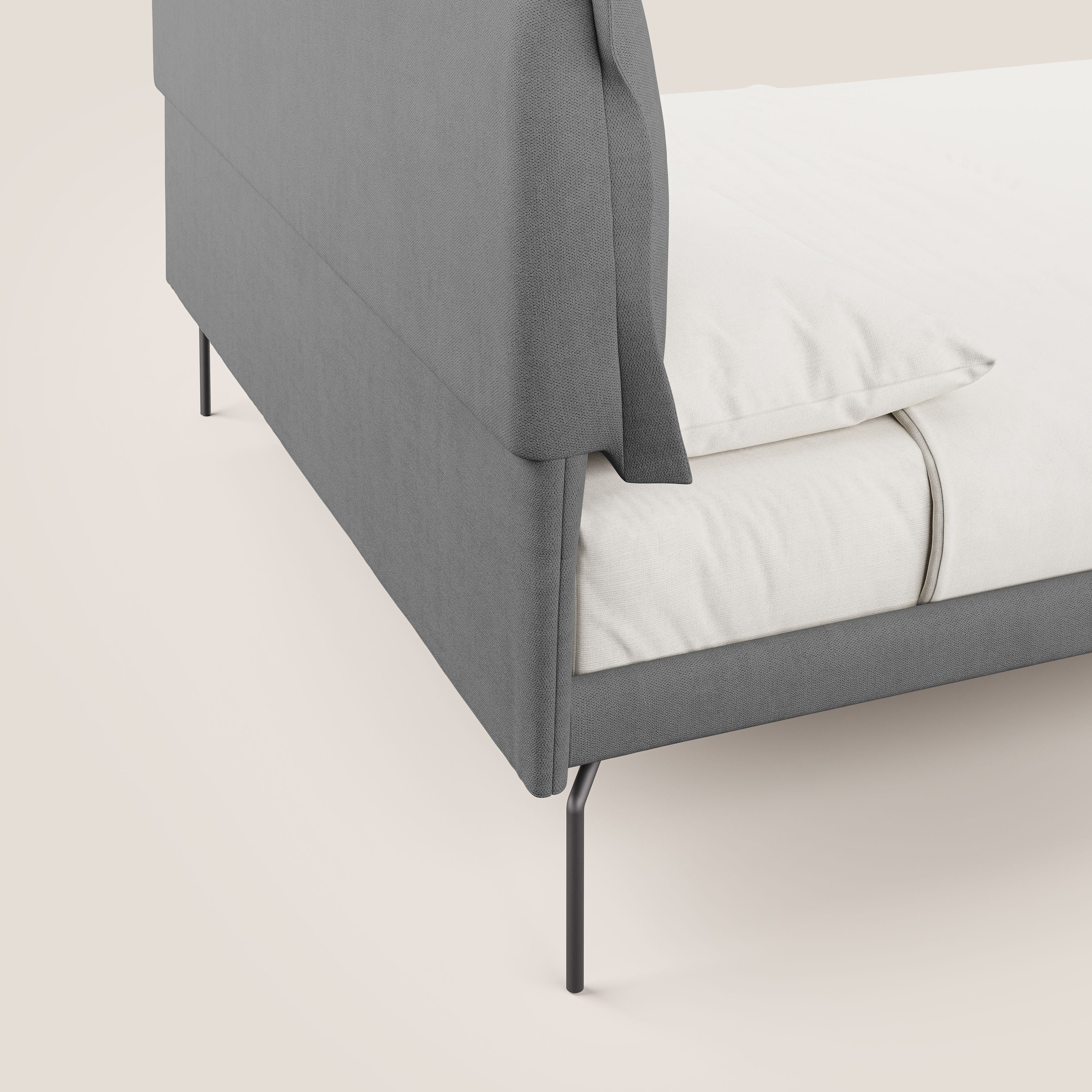 Bice letto imbottito con cuscini e piedi alti in metallo in tessuto impermeabile T02 grigio - divani.store