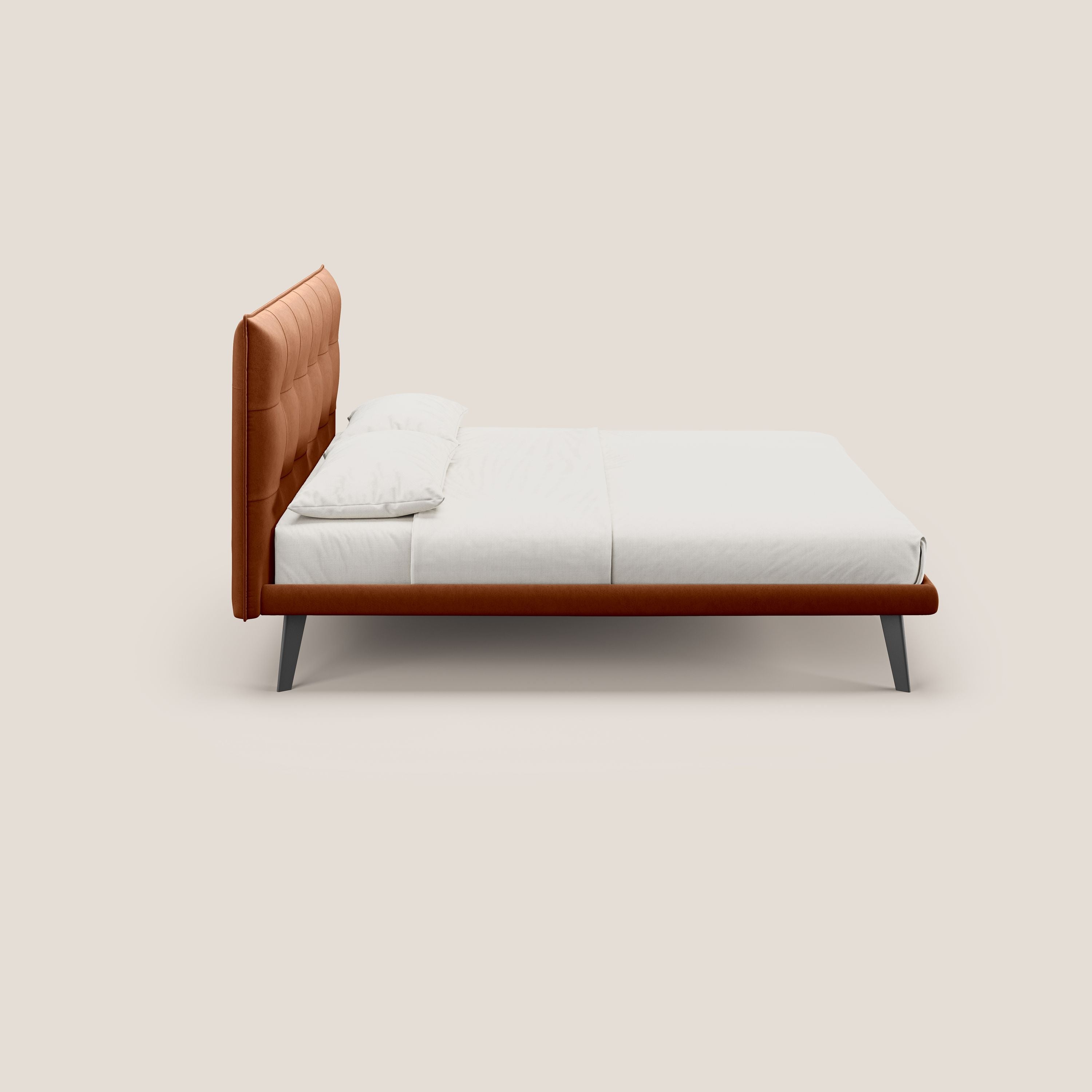 Brigitte letto con testata trapuntata piedi alti in mogano e tessuto impermeabile T09 ruggine - divani.store