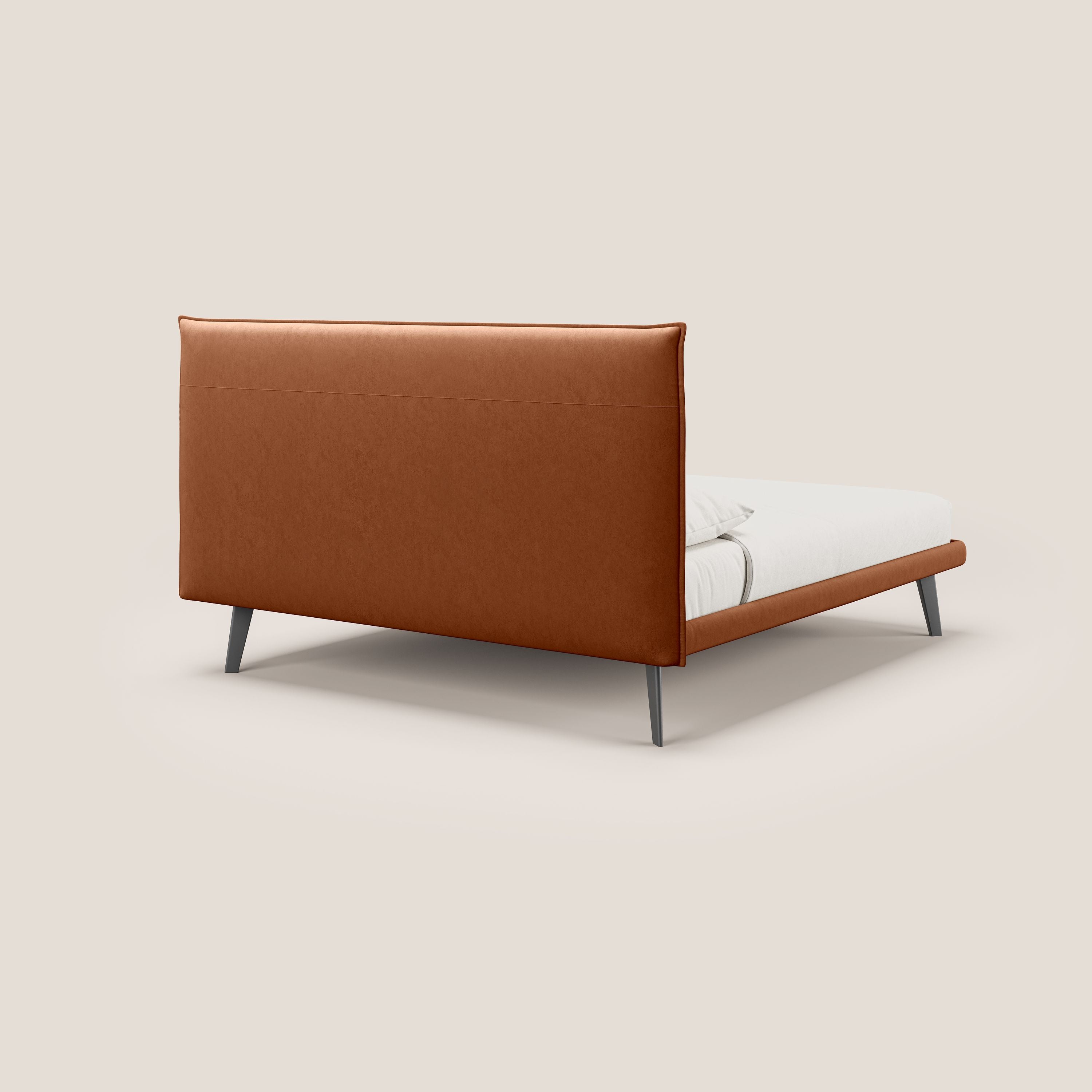 Brigitte letto con testata trapuntata piedi alti in mogano e tessuto impermeabile T09 ruggine - divani.store