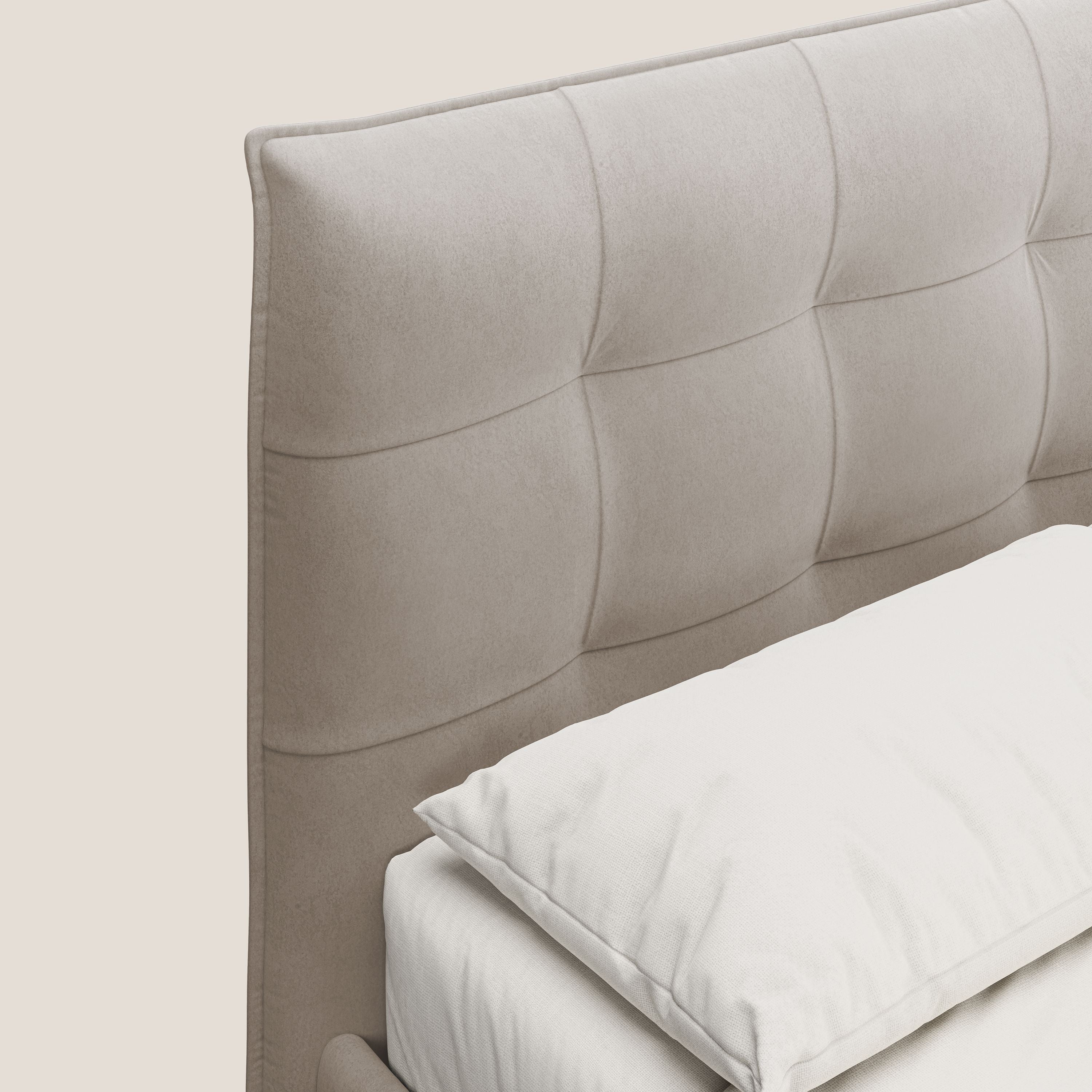 Brigitte letto con testata trapuntata piedi alti in mogano e tessuto impermeabile T09 tortora - divani.store