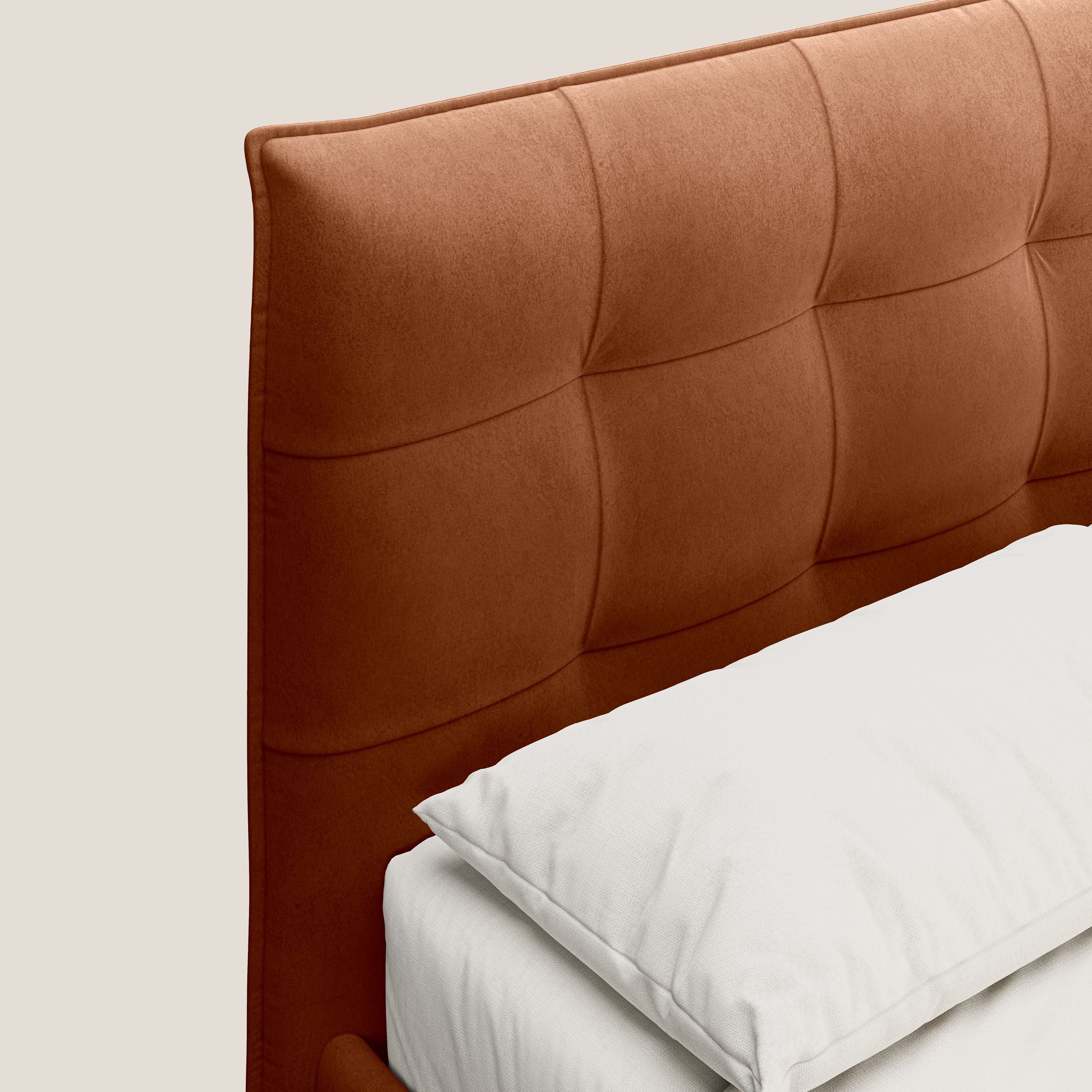 Brigitte letto con testata trapuntata piedi alti in mogano e tessuto impermeabile T09 ruggine - divani.store