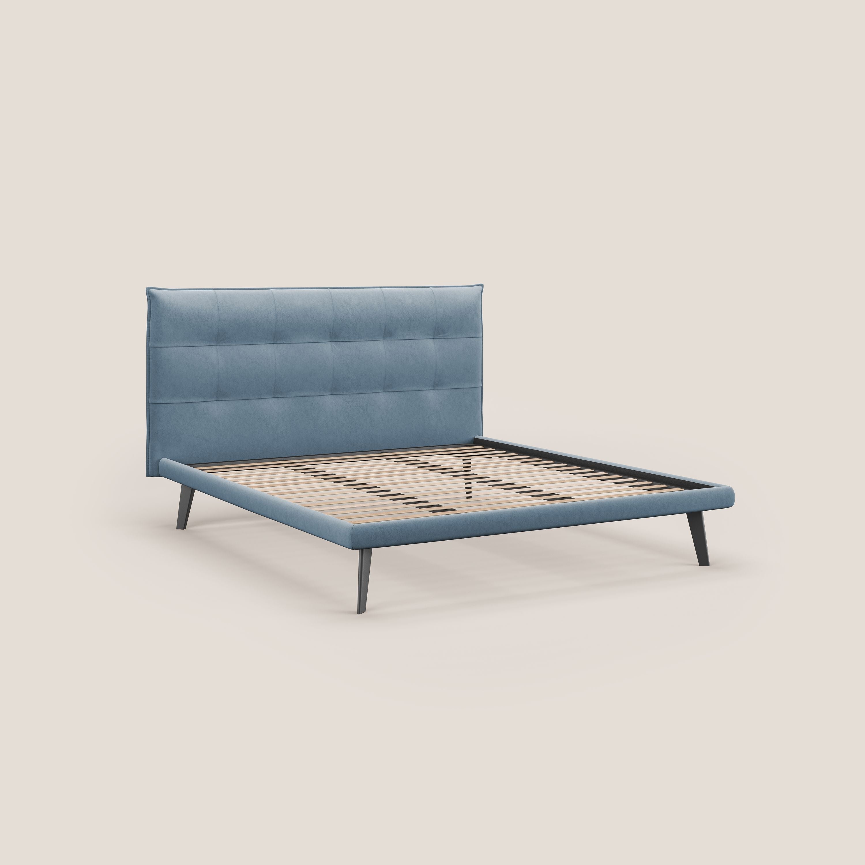 Brigitte letto con testata trapuntata piedi alti in mogano e tessuto impermeabile T09 carta da zucchero - divani.store