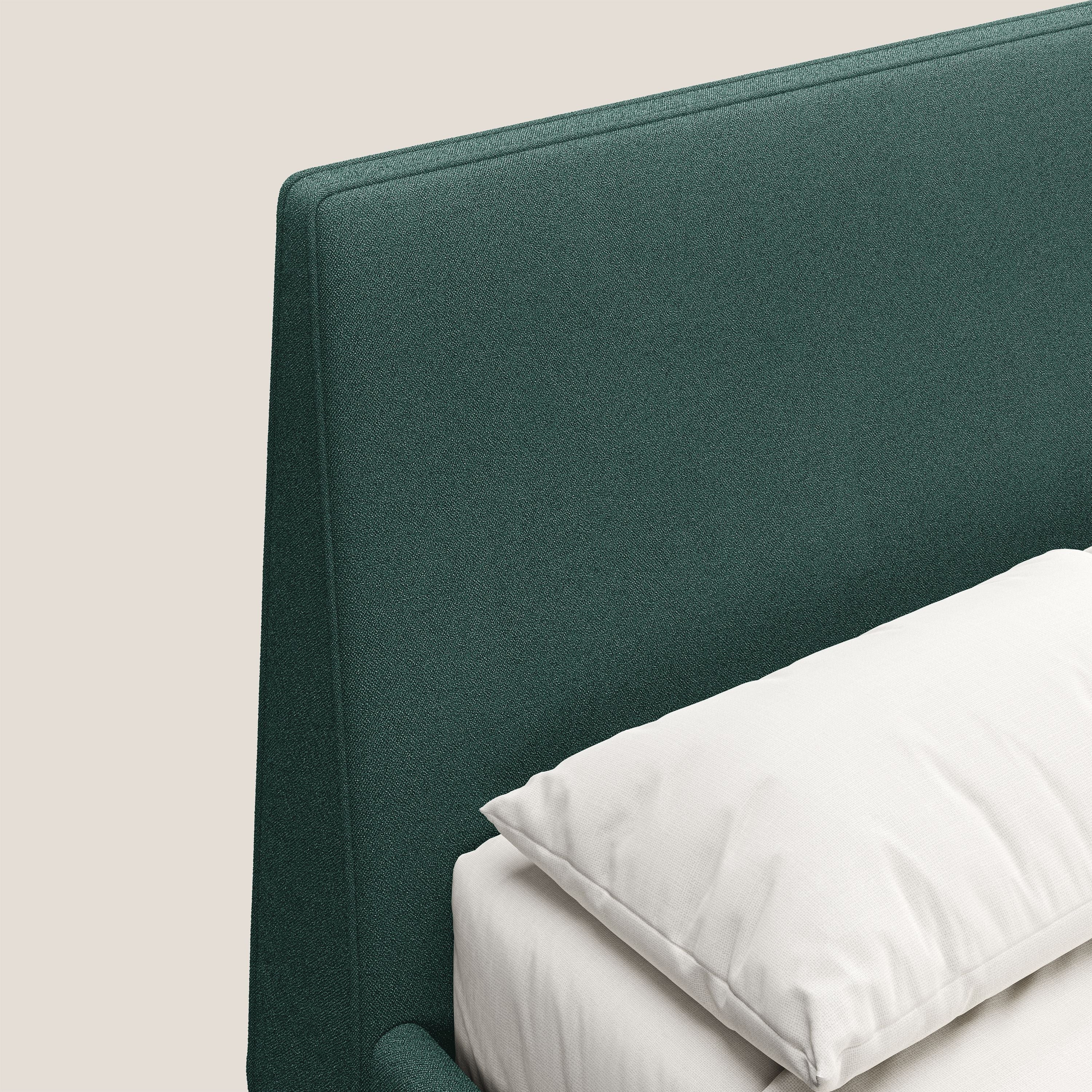 Dorotea letto imbottito con piedi in legno in morbido bouclé impermeabile T07 verde - divani.store