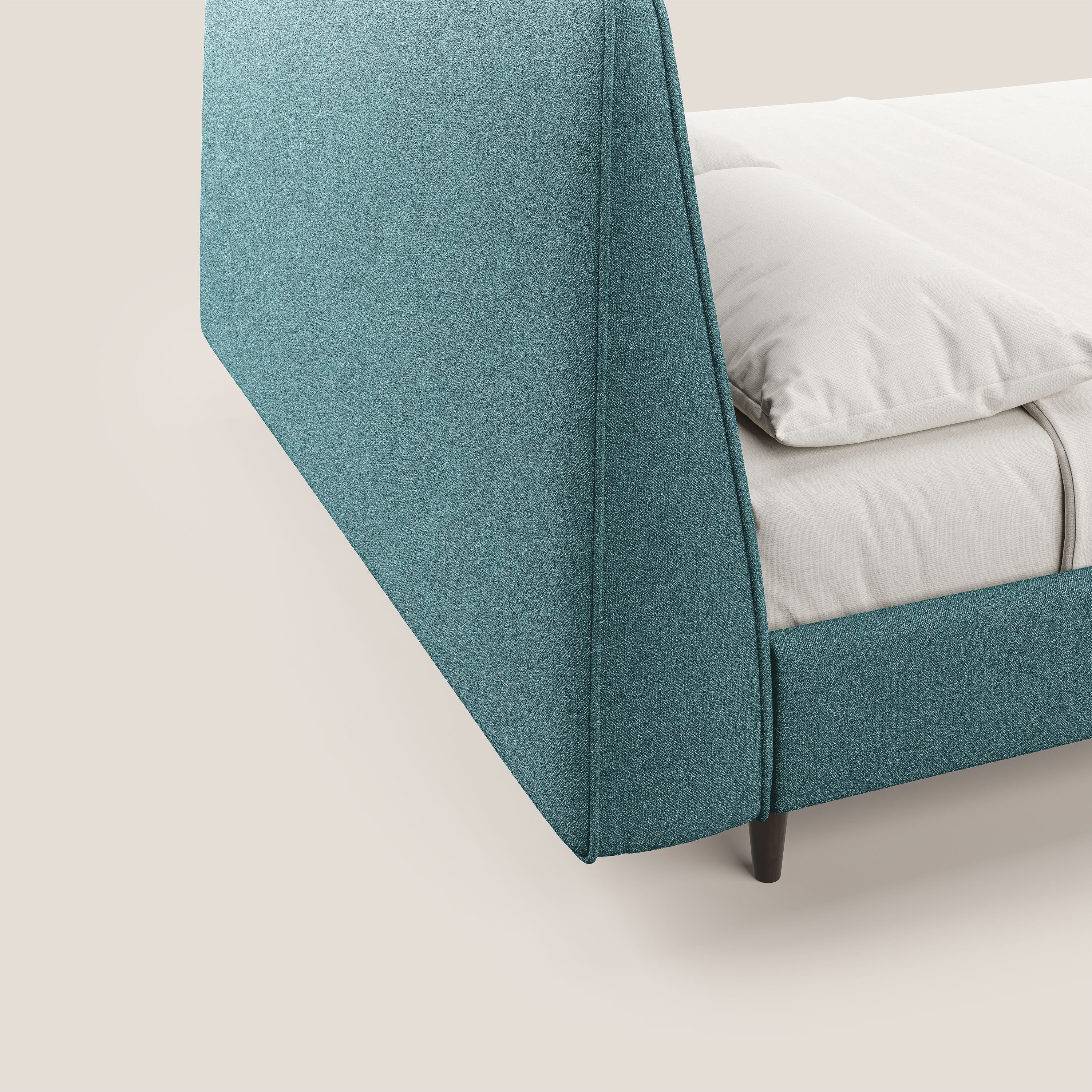 Dorotea letto imbottito con piedi in legno in morbido bouclé impermeabile T07 azzurro - divani.store