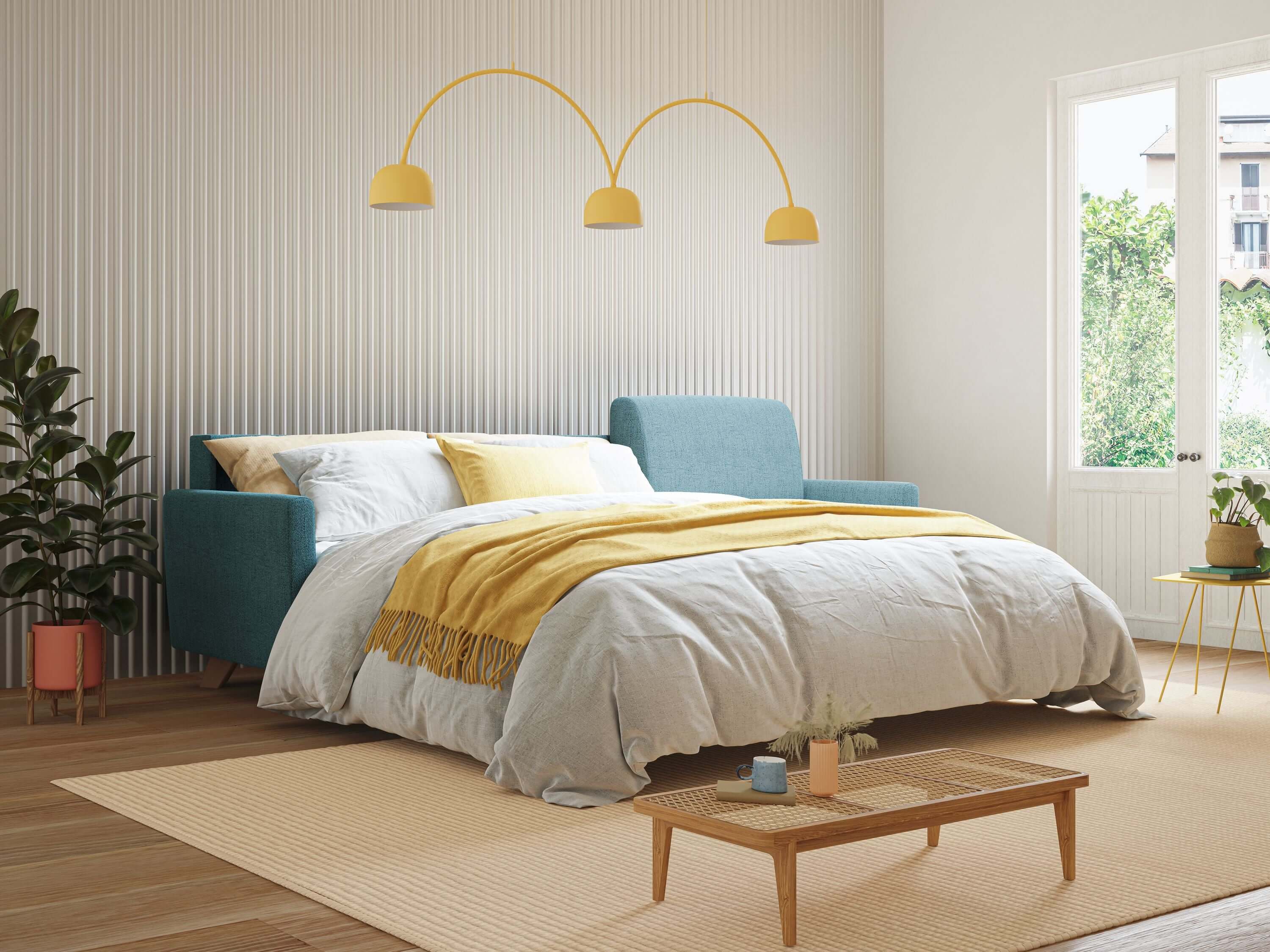 Una camera da letto moderna presenta il divano letto angolare Edgar da 243 cm di Divani.Store in tessuto impermeabile giallo Felis, abbinato a un letto verde acqua, biancheria da letto bianca e gialla, una lampada gialla, una parete a righe, una pianta in vaso e la luce del sole nelle vicinanze.