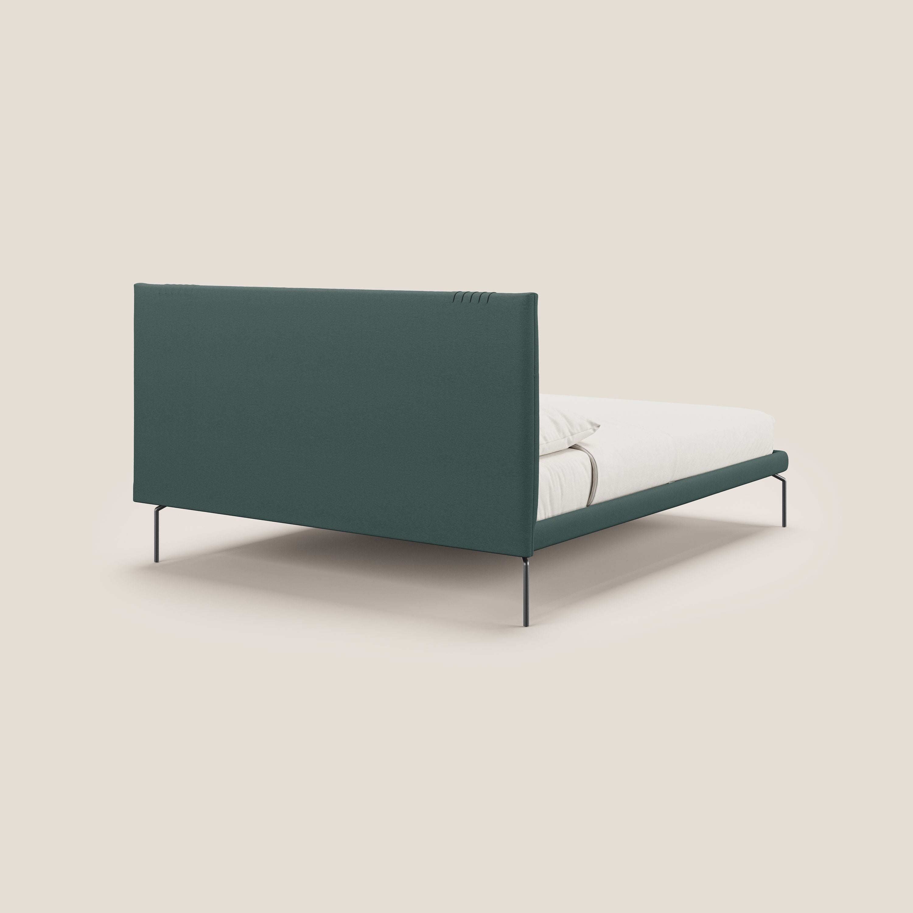 Finn letto imbottito con piedi alti in metallo in tessuto smacchiabile T05 verde - divani.store