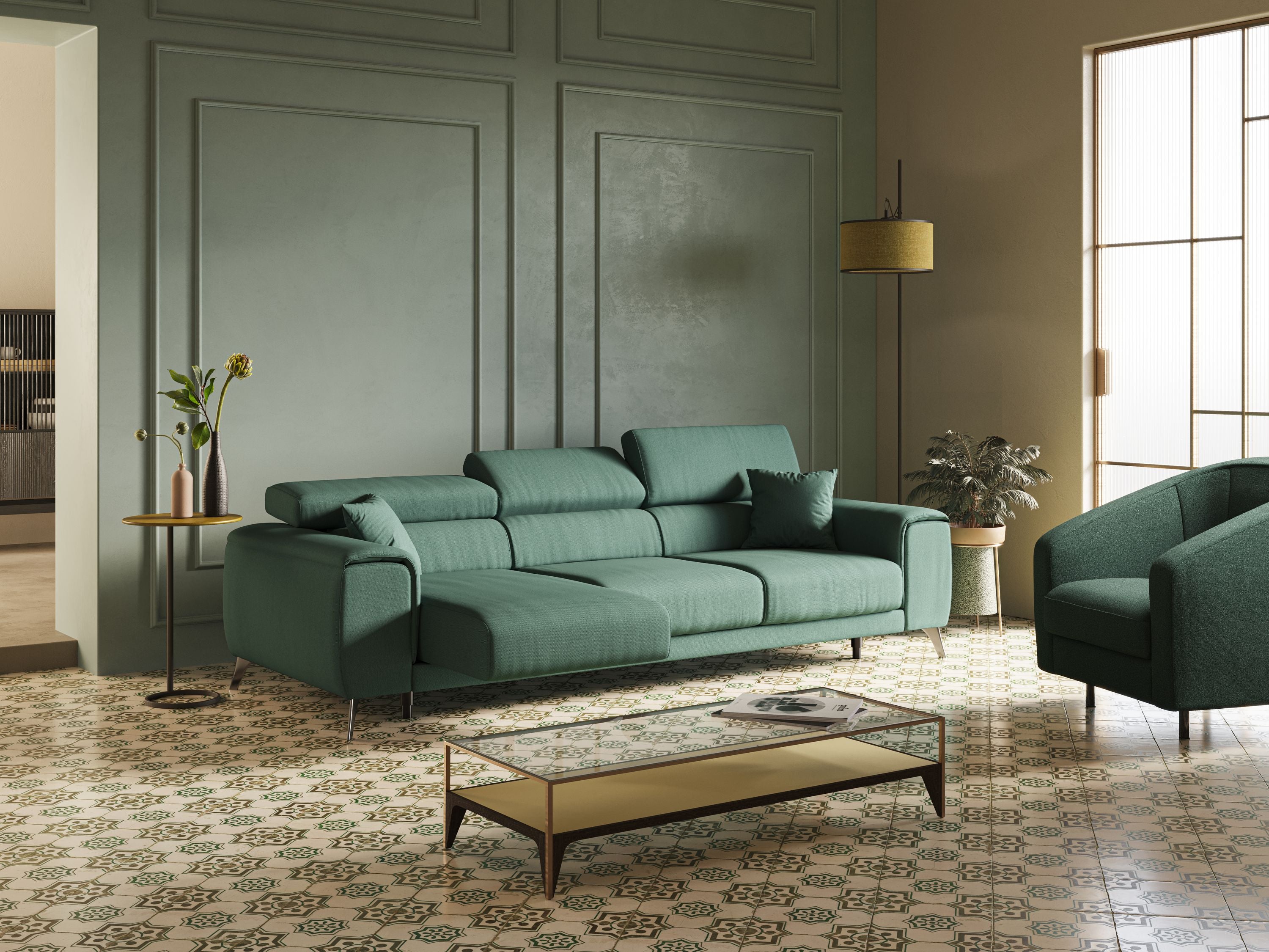 Un soggiorno moderno mette in mostra il divano Divani.Store Fusion con 3 sedute allungabili in tessuto smacchiabile T05 verde e una poltrona verde salvia su un pavimento di piastrelle a fantasia, con un tavolino in vetro e la luce del sole che filtra dalle grandi finestre.